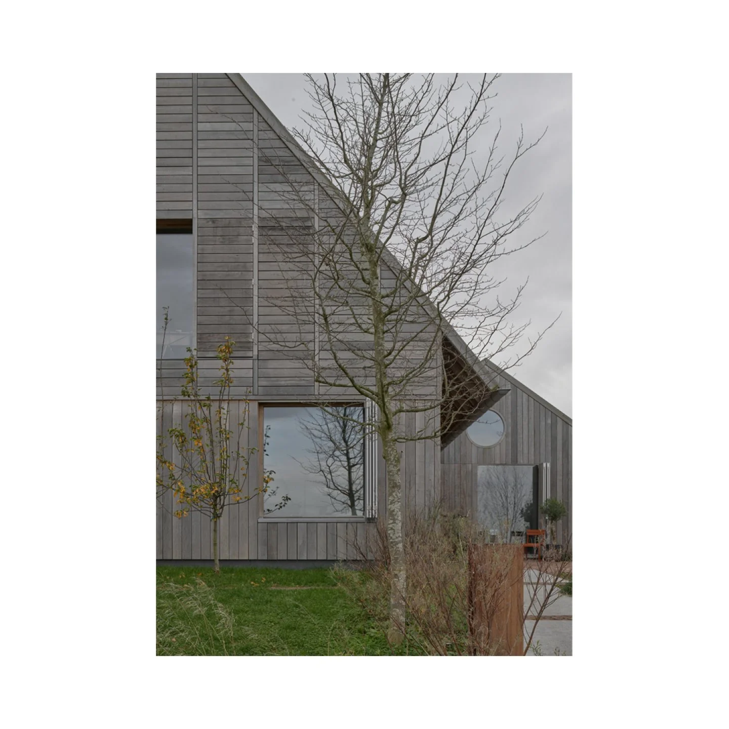Villa Voorwerf, shot for @unknownarchitectsnl

Garden @carolientuin
Contractor @kvghuizeninhout
.
.
.
#unknownarchitectsnl #timber #timberarchitecture #sustainabledesign #prefabricatedbuilding #biobased #woodenfacade #subtilitas #arquitectura #dezeen