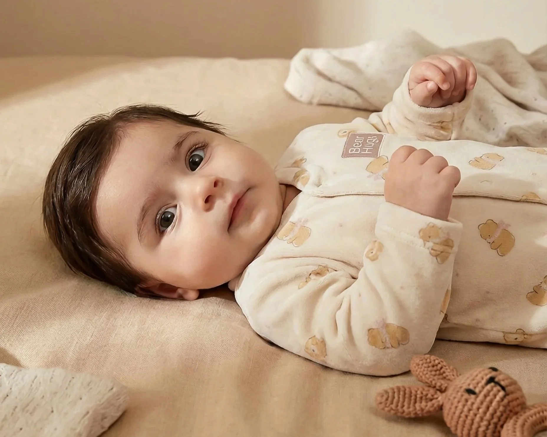 PELELE BEBÉ "BEAR HUGS" BEIGE