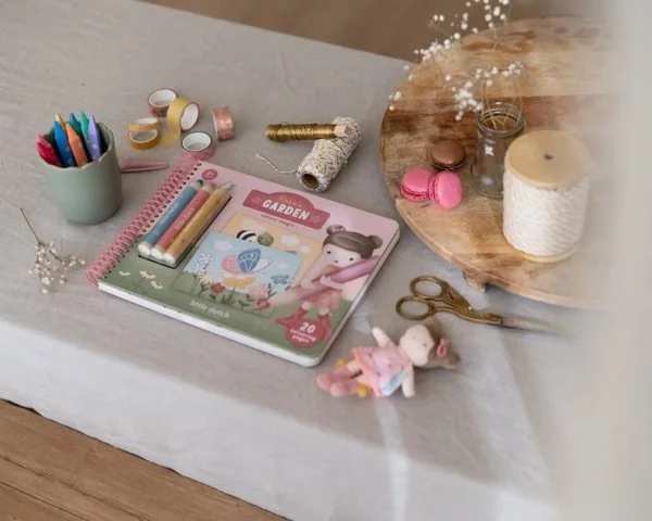 LIBRO MÁGICO JARDÍN DE ROSA CON LÁPICES