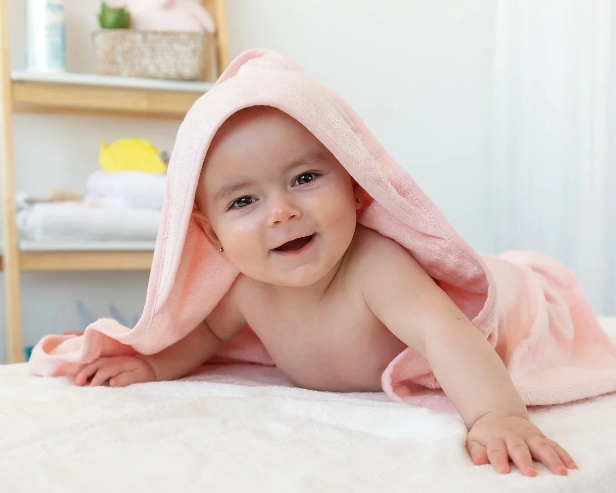 toalla-bambu-de-bano-para-bebes-rosa (1).webp