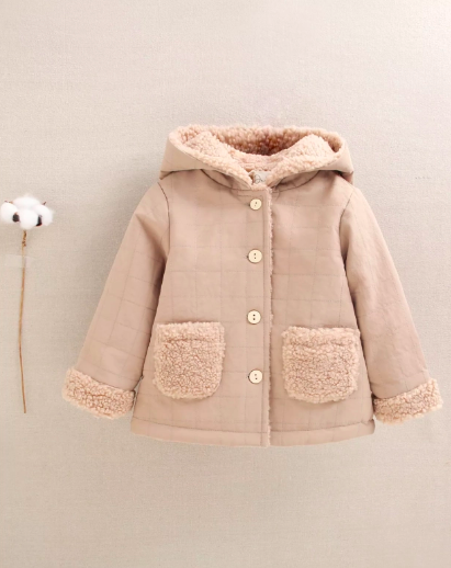 Abrigo reversible de bebé en beige con capucha
