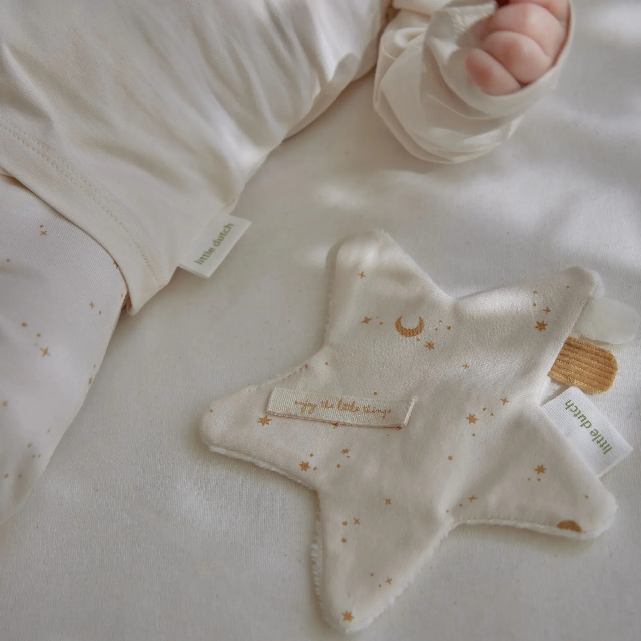0033613_clothing-giftset-newborn-naturals-cl26229000-cl26229001-7-shopify-square.webp