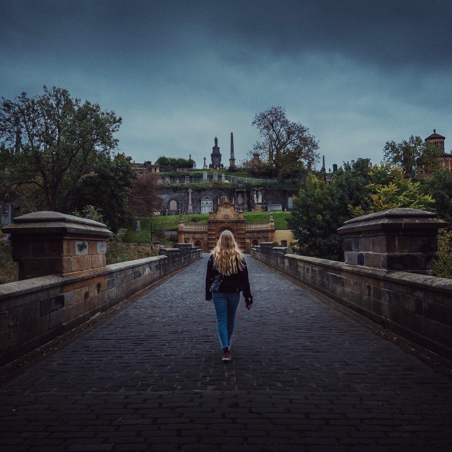 Into the underworld 👻 Glasgow Necropolis is never not quietly creepy 👀 @aliciakarnert 

#jmsfilms #photography #moody #moodygrams #peoplescreatives #exploretocreate #creative #lightroom #minimalism #symmetry #lumixuk #glasgow #scotland #photo #phot