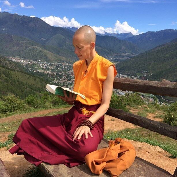 Former financial investor and Cambridge graduate Emma Slade gives a riveting talk about a life-changing event in Jakarta, Indonesia that led her to Buddhism. Now she runs the non-profit she founded, Opening Your Heart to Bhutan, through which she giv