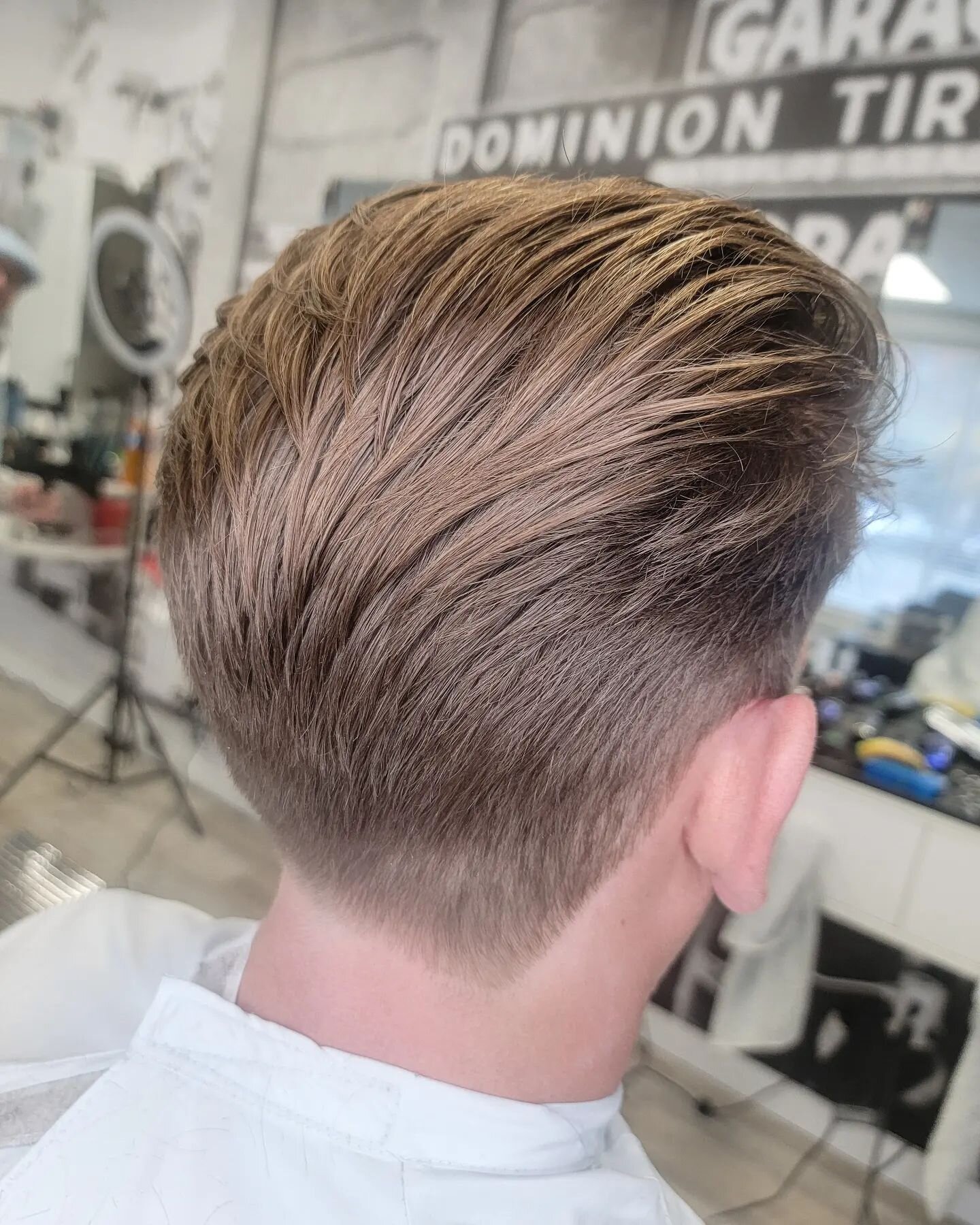 Winter is coming 🥶

If you would like to keep your hair longer but want a clean look, you can have it shortened the sides and blended to the top.

Book an appointment and ask us today! 

Www.Lebarbershop.ca 

@lezathebarber 

#kitchener #kitchenerwa