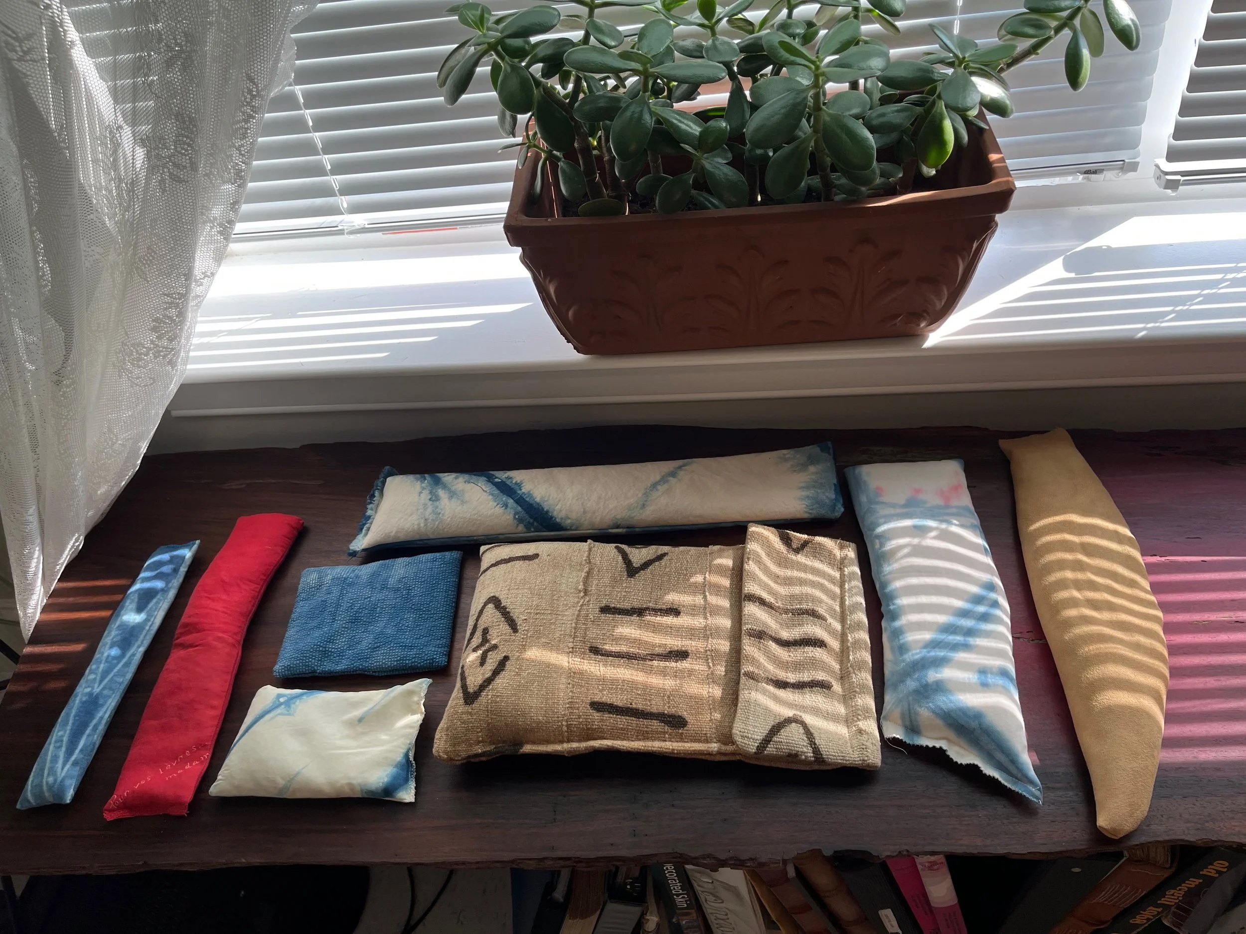 Packs come in various sizes and fabrics. Some are scented with dried lavender.