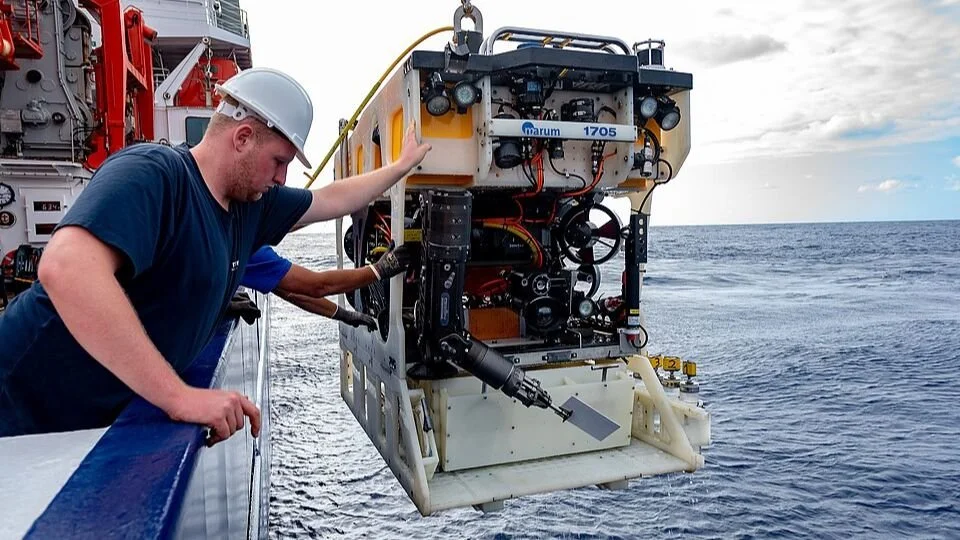 Deployment of the submersible vehicle MARUM-SQUID from the research ship METEOR during an expedition in the Atlantic south of the Azores.