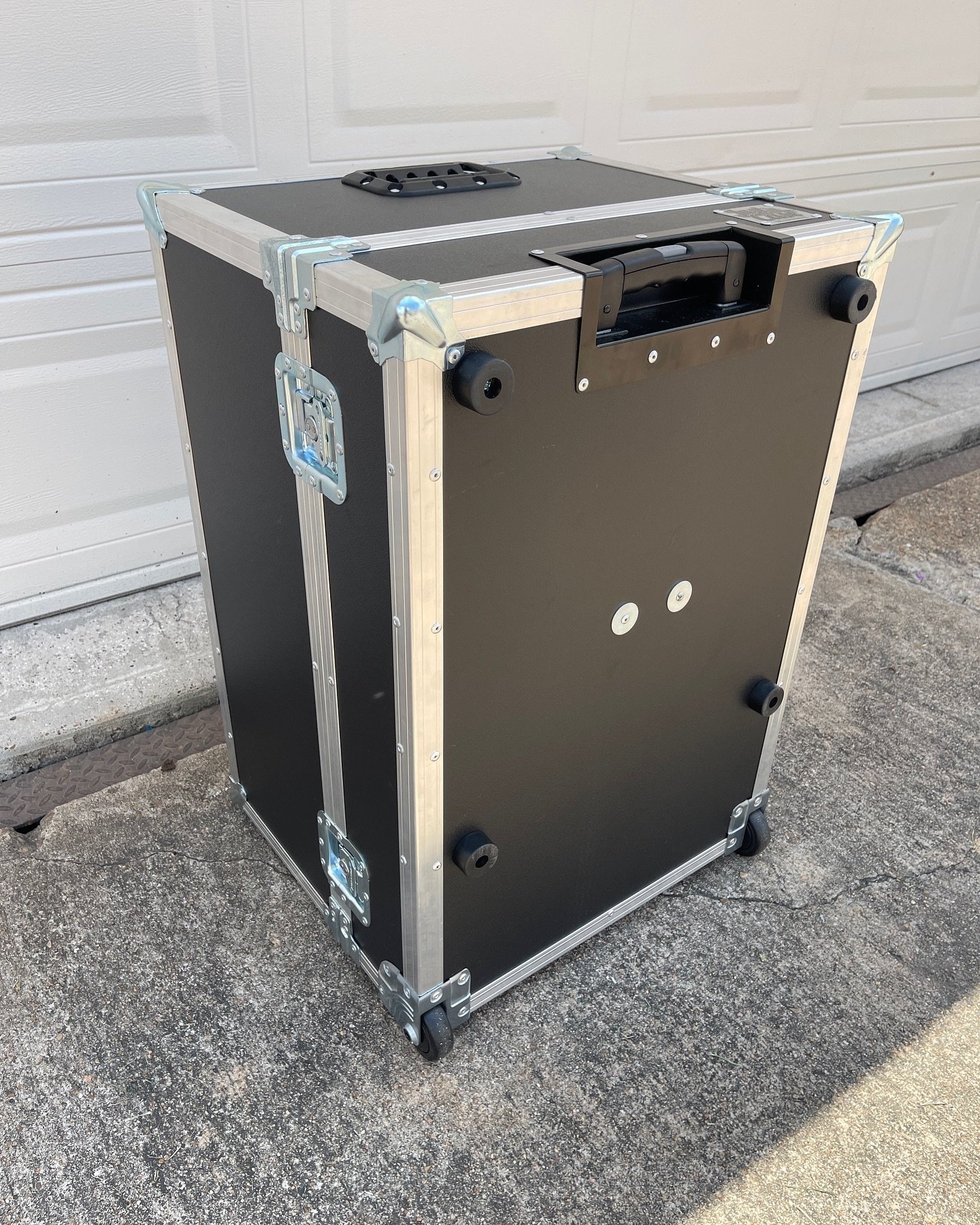 Been getting asked to put double feet for smaller work surfaces to protect the double angle from getting destroyed. Enjoy @mullinixparker (@spiritboxmusic) #roadcase #roadcases #flightcase #flightcases #atacase #atacases #allenandheath #cti1500 #spir