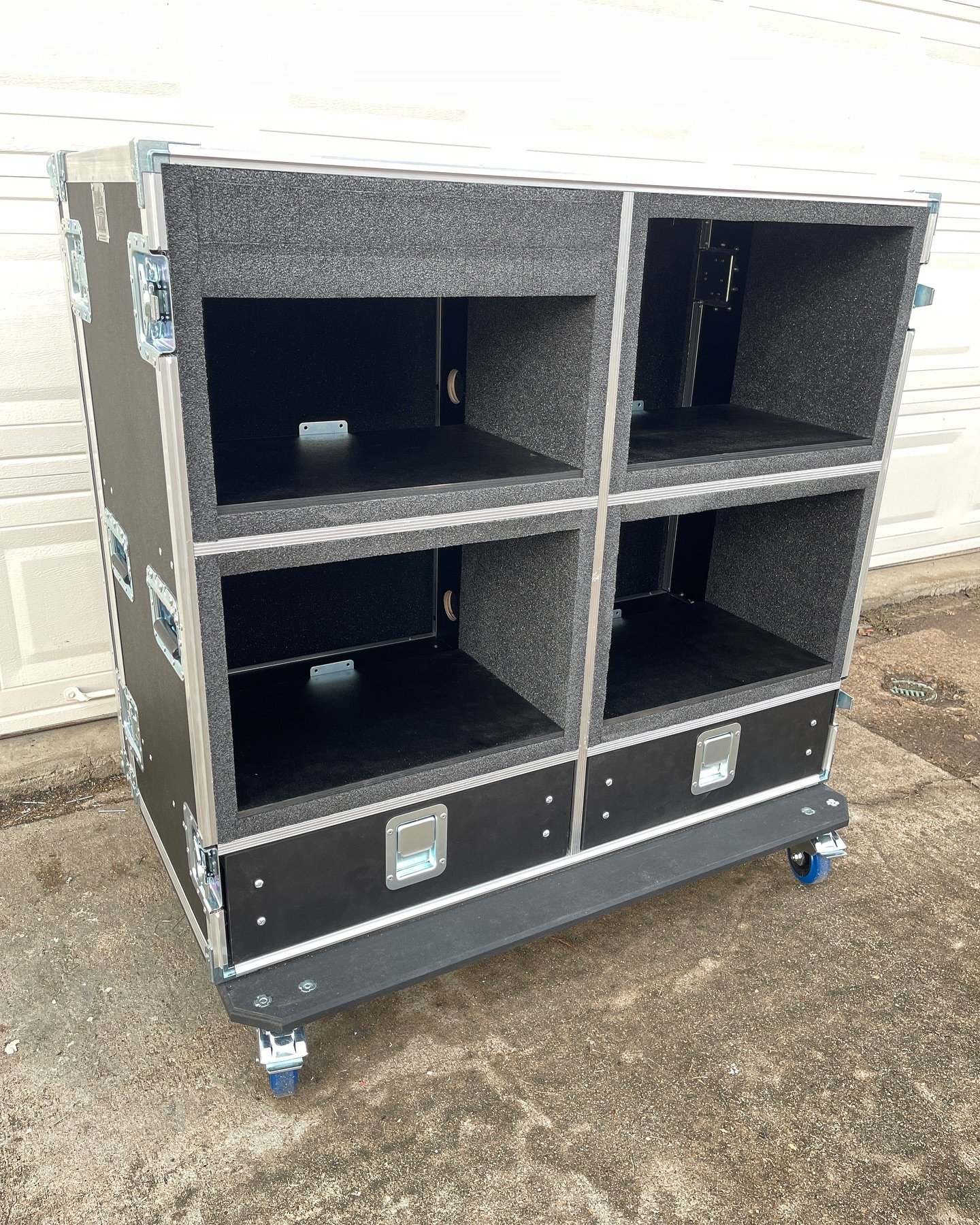 Mother case for @darkdivineofficial with 2 storage door. #roadcase #roadcases #flightcase #flightcases #atacase #atacases #flyrack #flycase