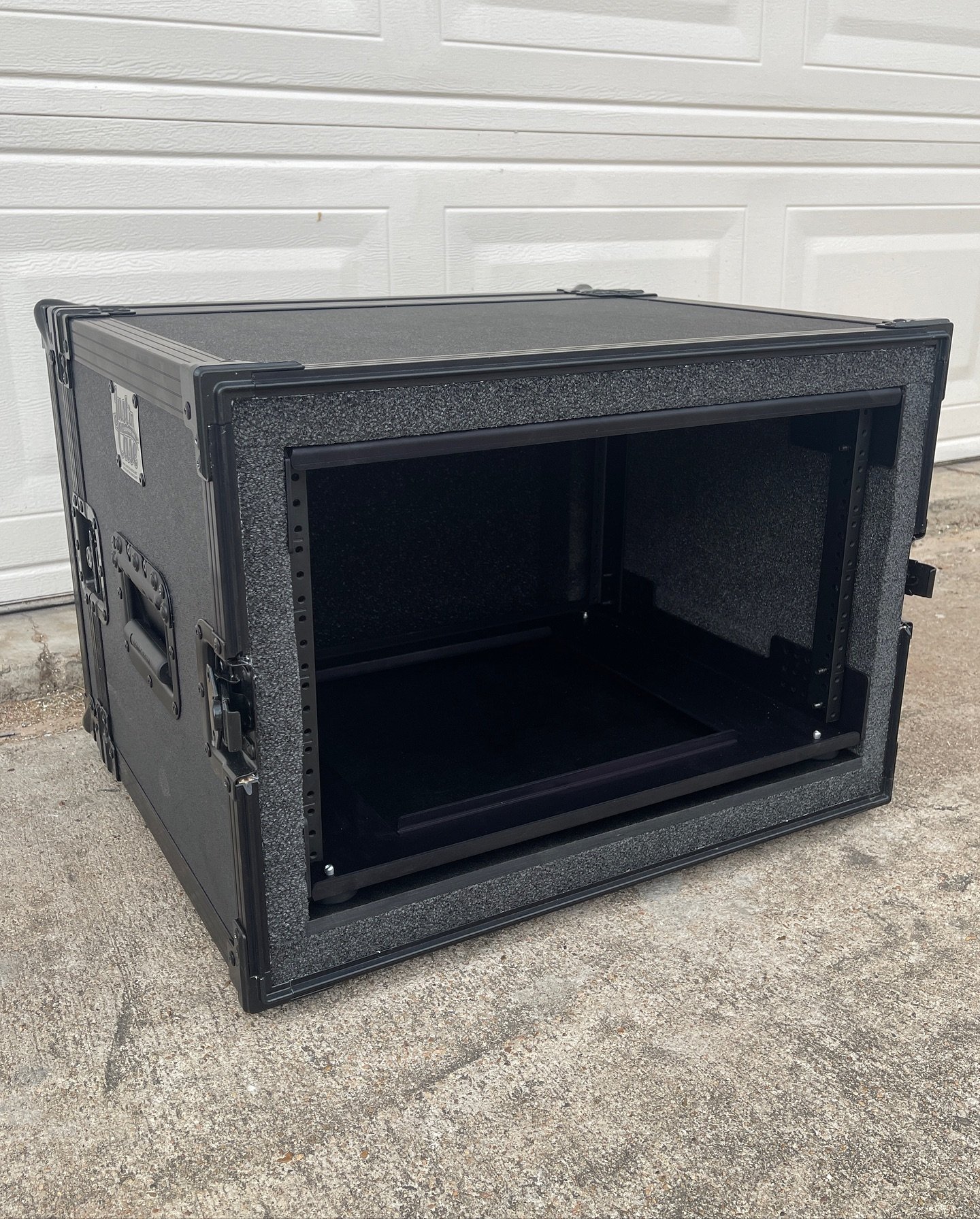 6U fly rack in a murdered out enclosure. #roadcase #roadcases #atacase #atacases #flightcase #flightcases