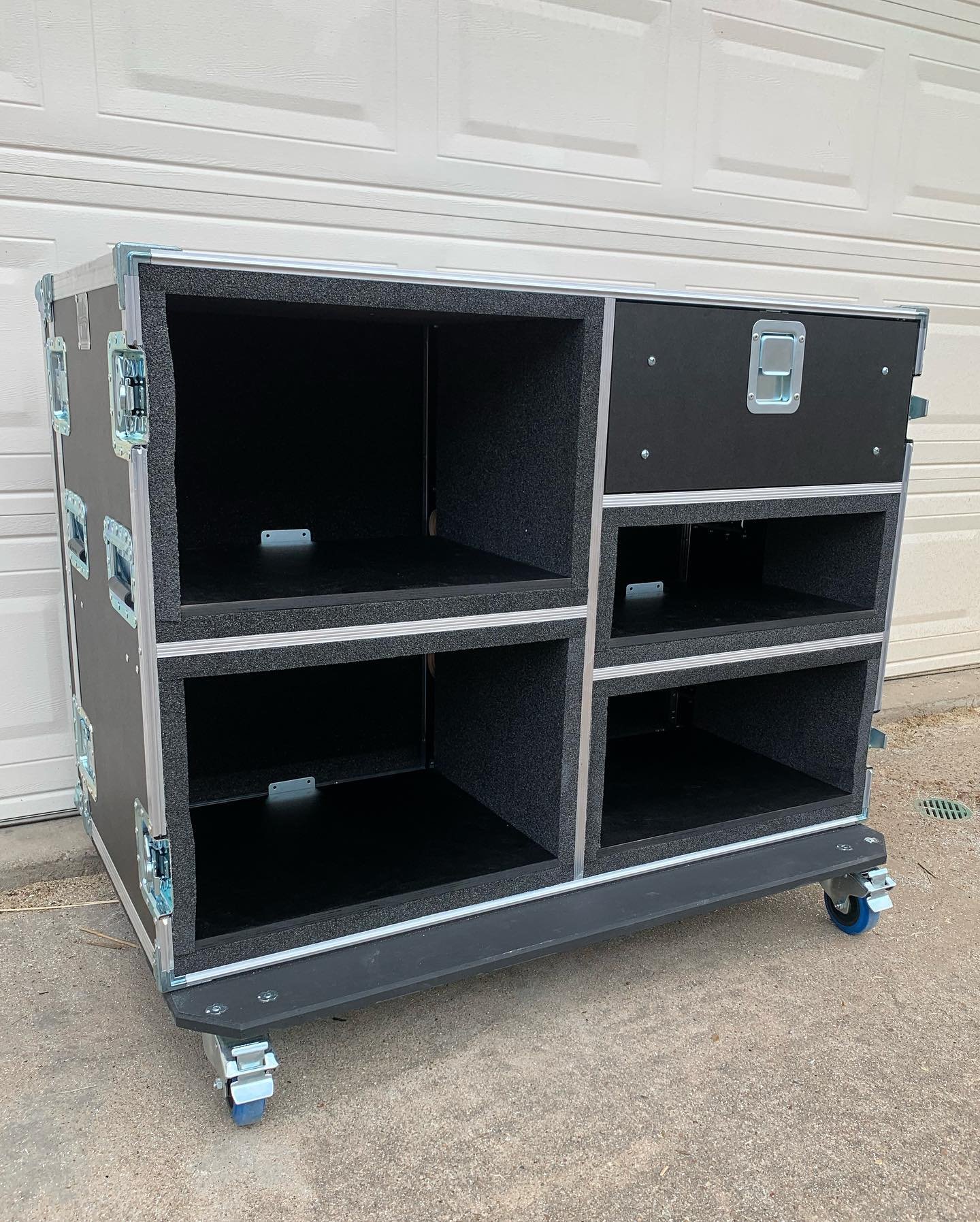 Mother case for @silentplanetband - 4 fly racks and a drawer
.
.
.
.
.
#roadcase #roadcases #flightcase #flightcases #atacase #atacases #silentplanet #silentplanetband