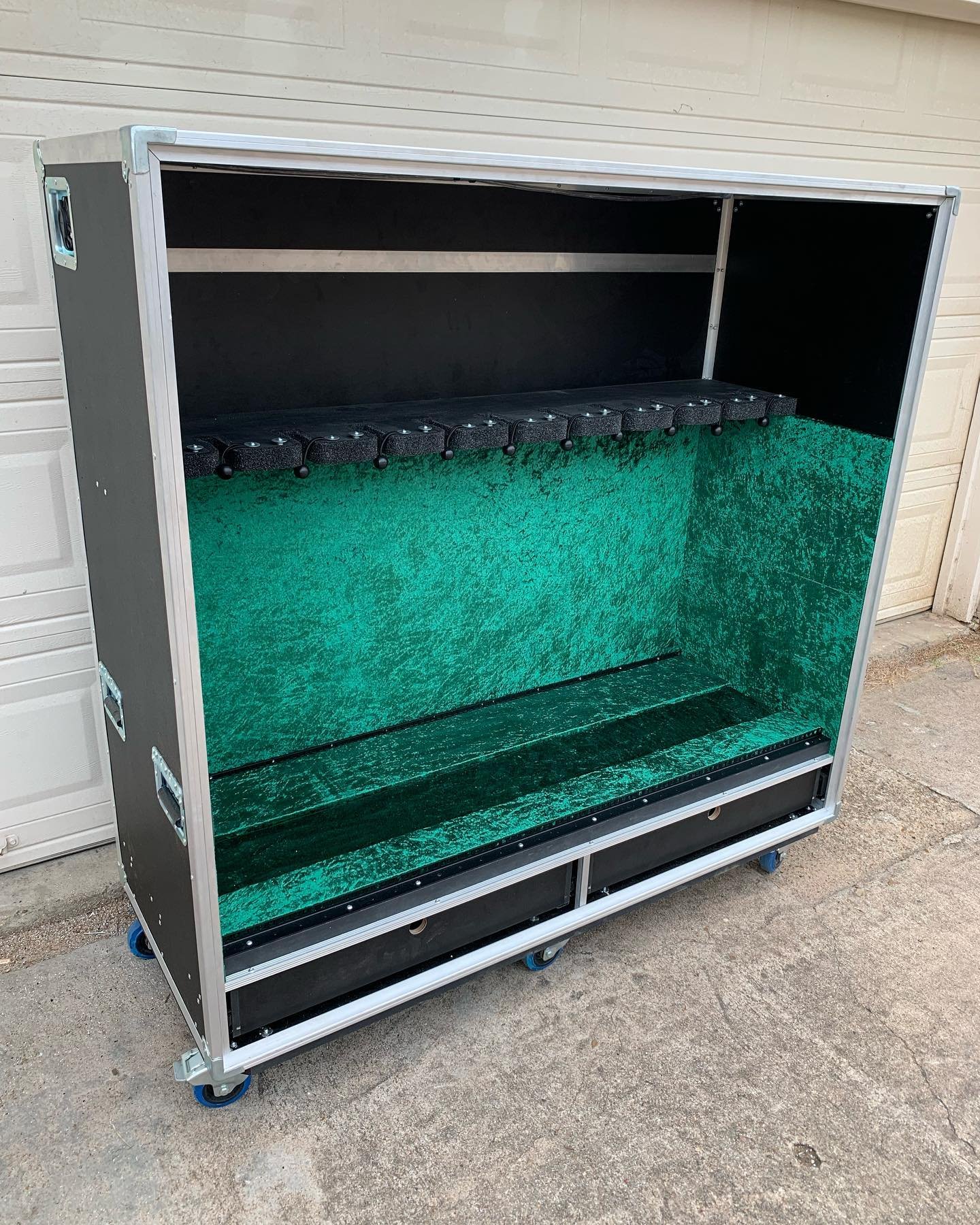 10 space guitar vault for @cwgstarr and his gang of hooligans in  @blackstonecherryofficial . Always thankful to @chip4tune for the assist #roadcase #roadcase #flightcase #flightcasea #atacase #atacases #guitarcase #guitarvault