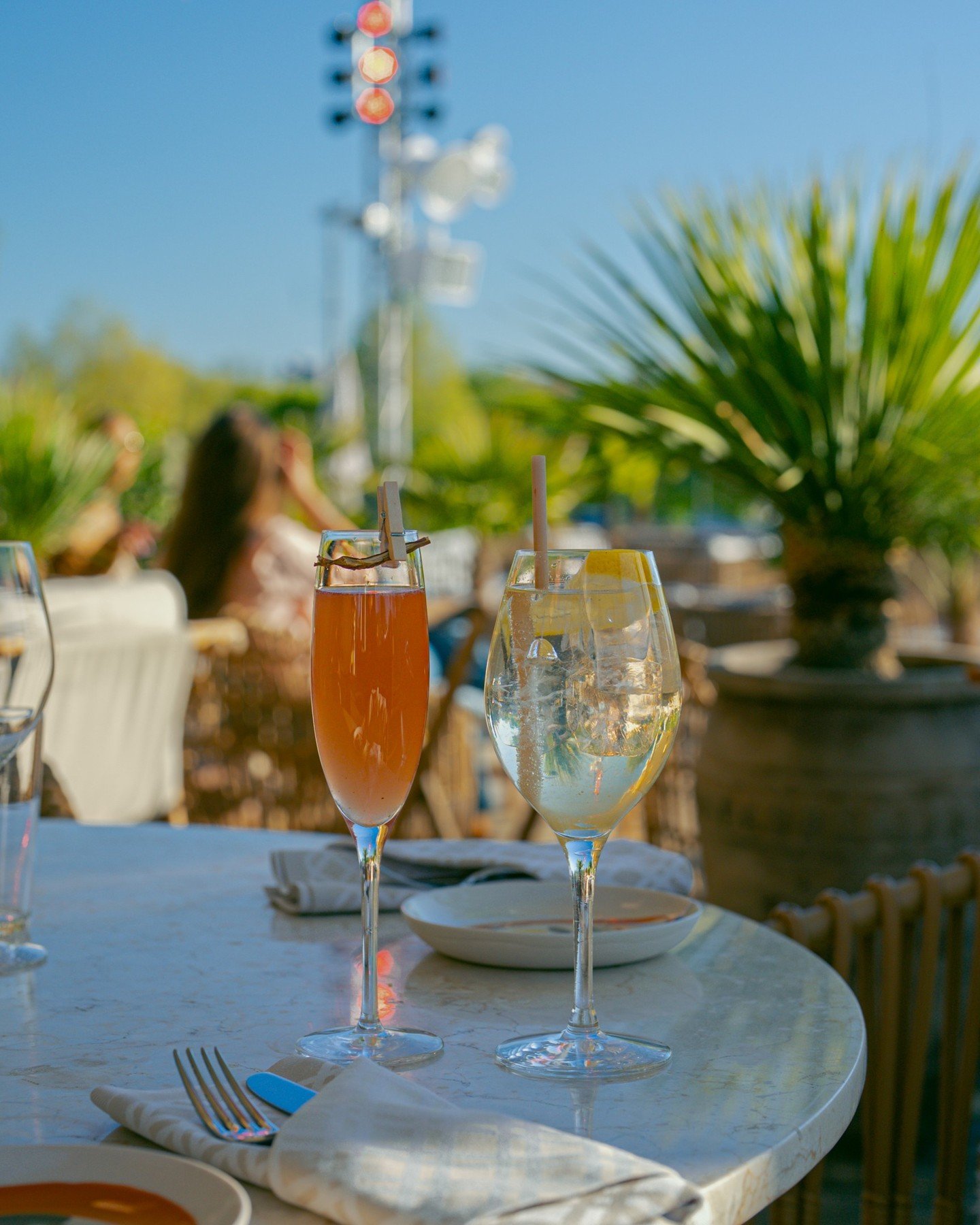 Sk&aring;la in l&aring;ngledigheten med stil &ndash; hos oss &auml;r varje dag v&auml;rd att fira 🍾 
Oavsett om du kommer f&ouml;r en avslappnad lunch, en f&ouml;rdrink i kv&auml;llssolen eller en helkv&auml;ll med v&auml;nner &ndash; vi har plats f