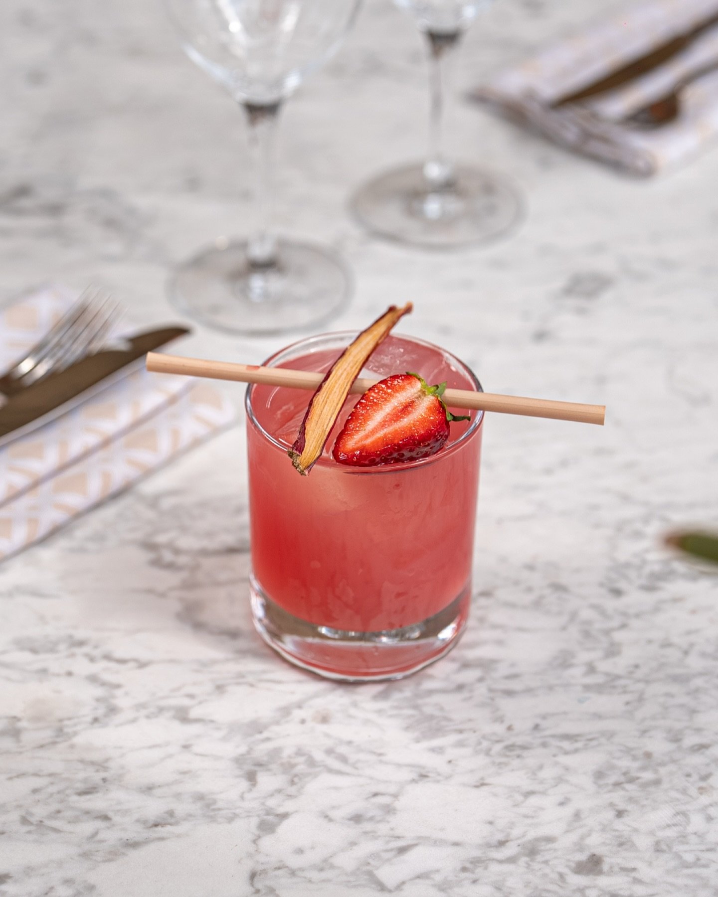 Ny favorit p&aring; menyn: Pink Monkey 🍓✨
En frisk och fruktig signaturcocktail med gin, rabarber, granat&auml;pple, vilda jordgubbar och grapefrukt &ndash; lika god som den &auml;r snygg.

Kom f&ouml;rbi, luta dig tillbaka och l&aring;t smaken ta d
