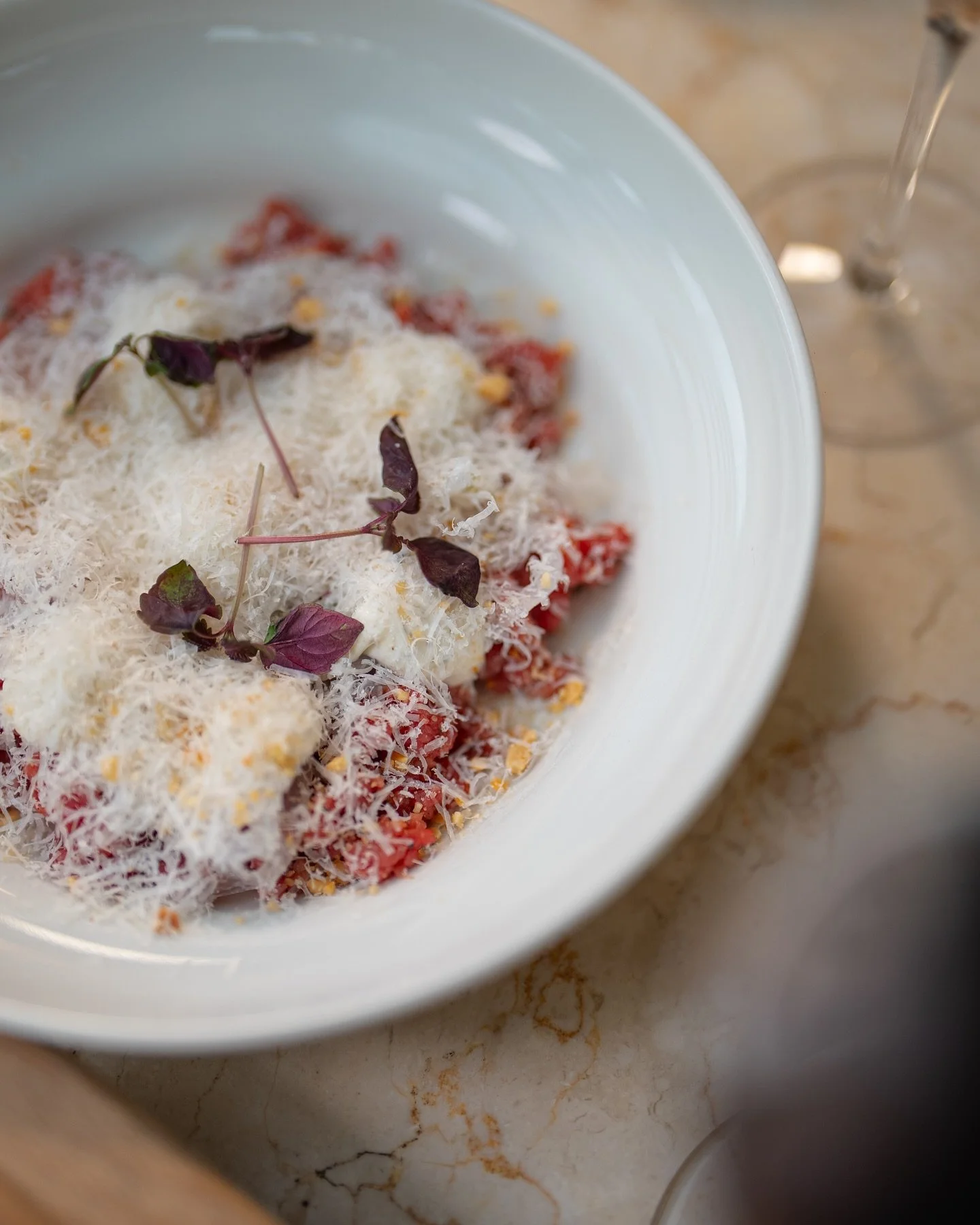 Råbiff med sommarens smaker ✨
Tryffelmajonnäs, valencia­ tryffel mandel & parmigiano – en tidlös klassiker med finess.
Välkommen att boka bord via länken i bio
#josefinasthlm #middagmedutsikt #råbiff #