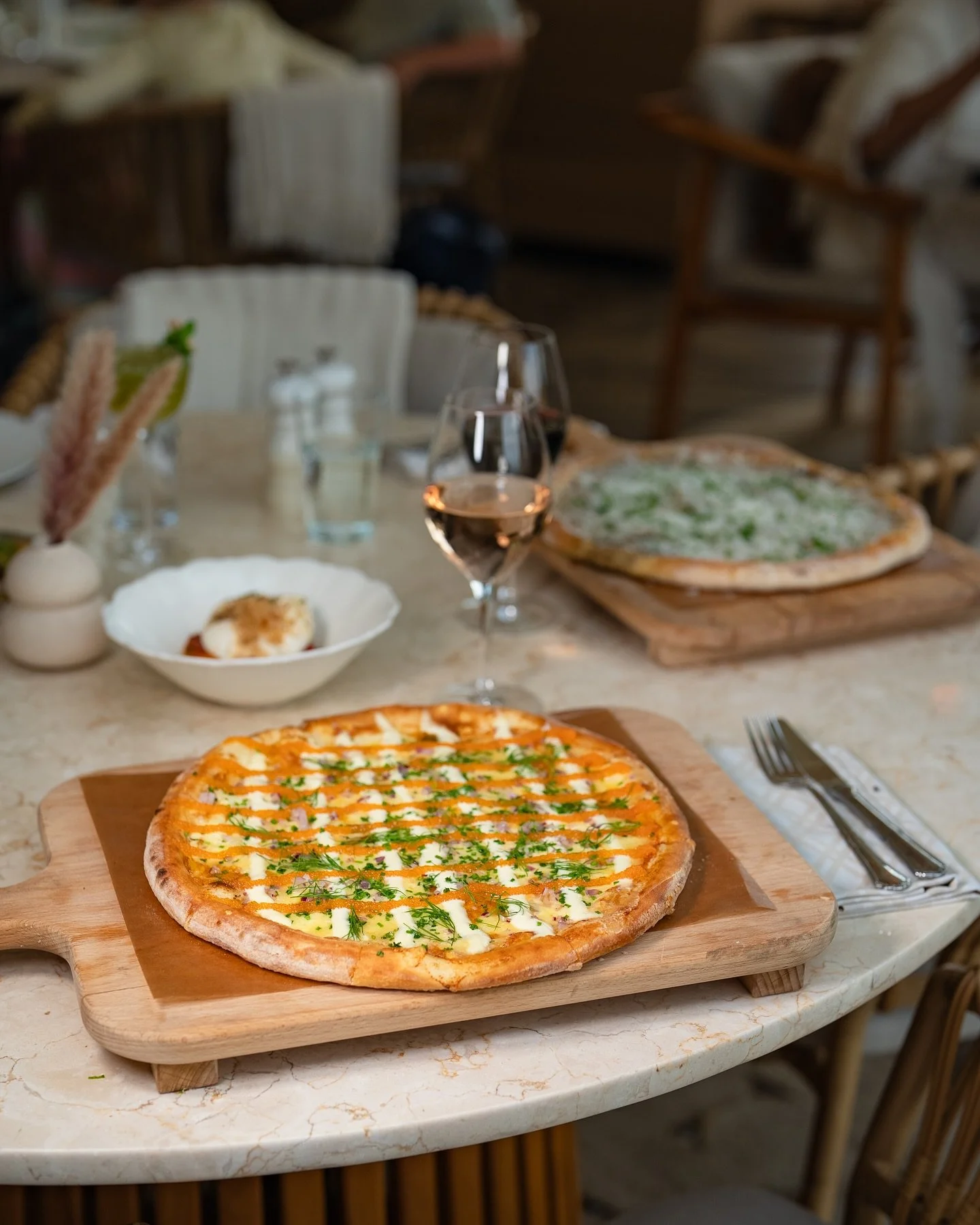 Vår löjromspizza med Kalix löjrom🥂
Boka bord via länken i bio 
#josefinasthlm #löjromspizza #uteservering #stockholmrestaurant #restaurangtips #middagmedutsikt