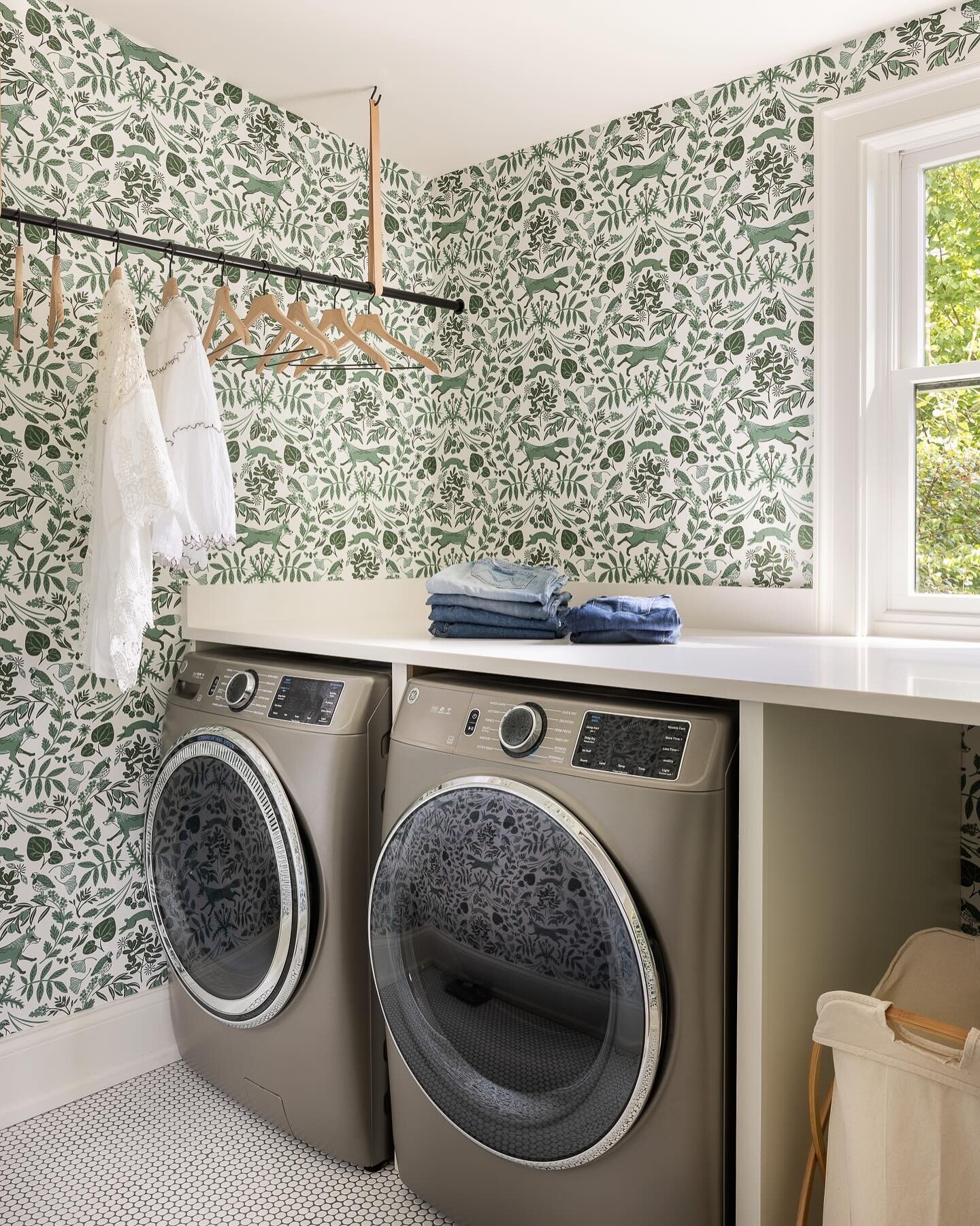 Happy Monday
#hyggehygge 
#wallpaperdesign 
#laundryroom 
#easyliving 
#greendesign 
#psanddaughters