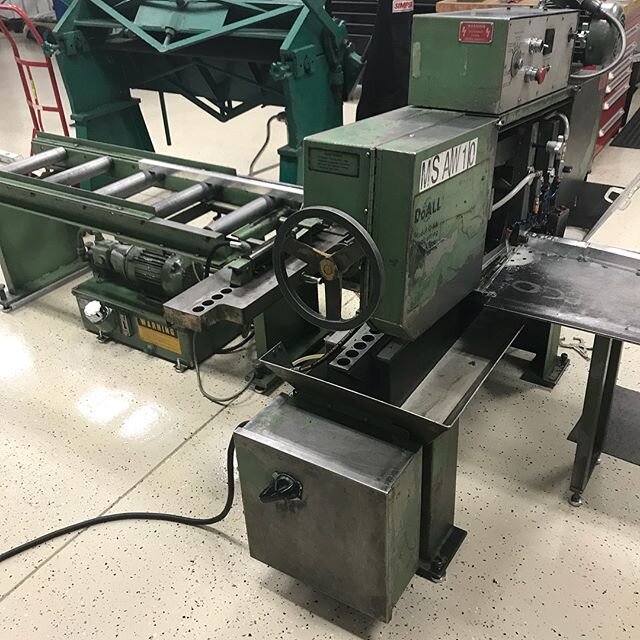 New tool day! Auto feed band saw. It&rsquo;s from the 80&rsquo;s but it&rsquo;s cutting +/- .005. Gonna be a big help for some large quantity production runs coming up.  #doall #cnc #instamachinist #jobshop #newtools  #machinist