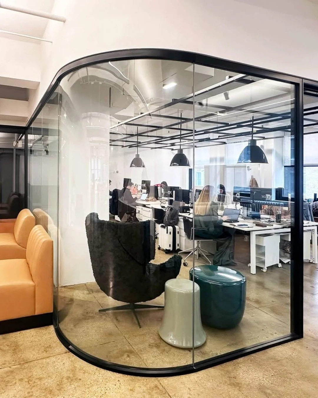 Precision meets design inside Urban Office&rsquo;s refurbished NYC showroom. Take a closer look at the full spectrum of glass wall solutions, featuring Infinium&rsquo;s Quantum Single Butt-Glazed curves, Quantum Double Butt-Glazed runs, and the contr