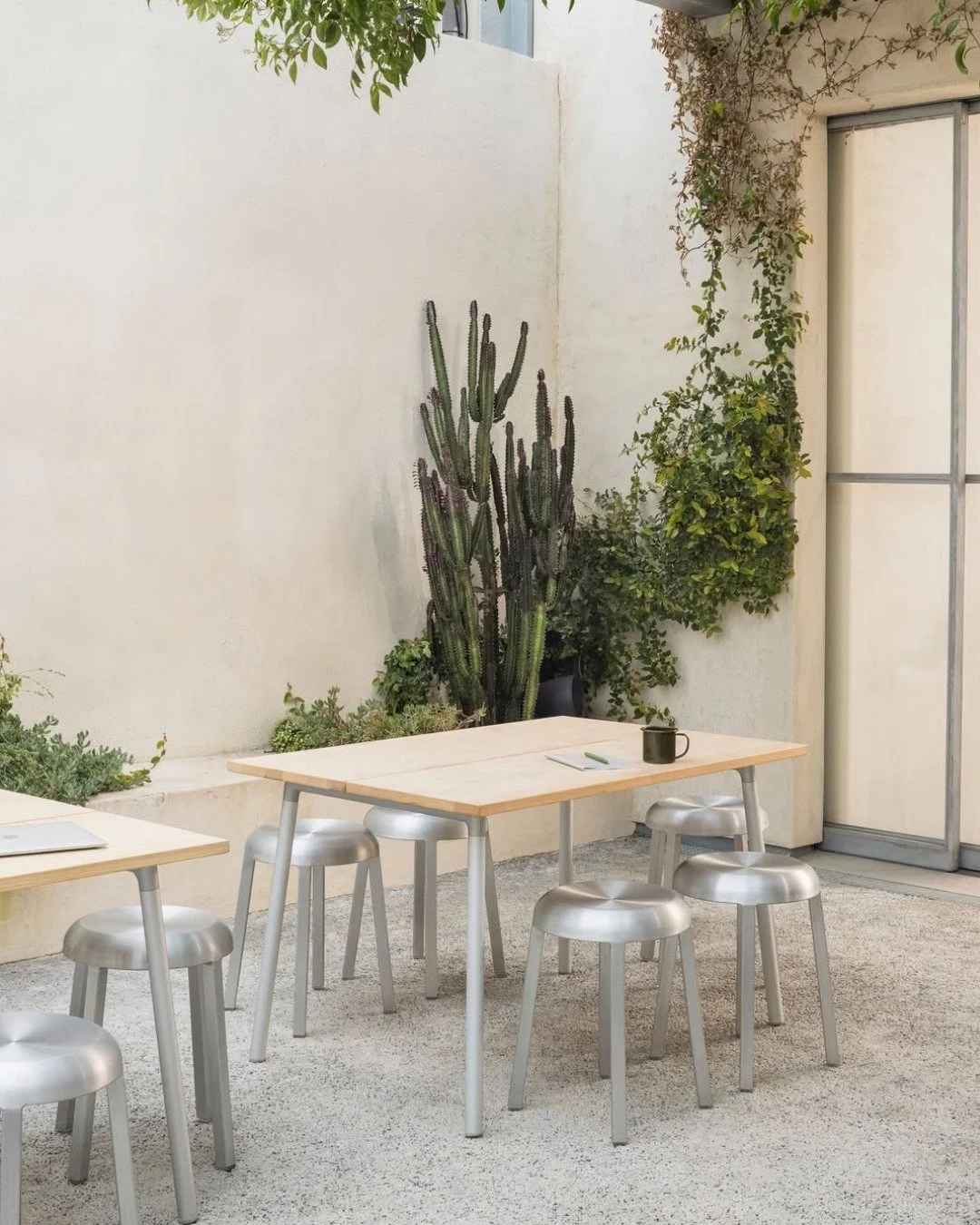 A place to sit. Emeco&rsquo;s Za stools by Naoto Fukasawa Design come with a lifetime warranty. Built by hand from recycled aluminum in Hanover, Pennsylvania. 

@EmecoChairs