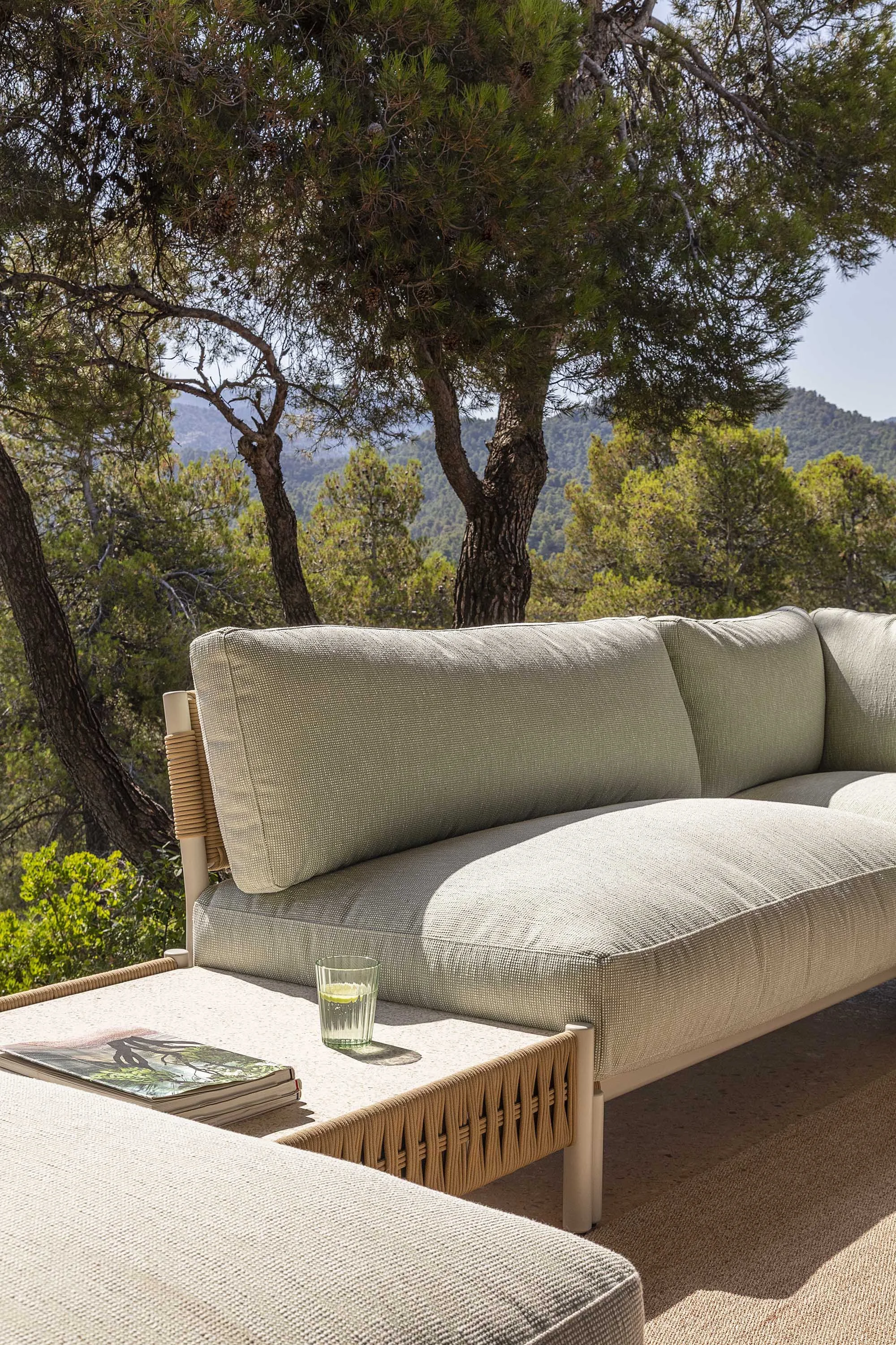 brezal_modular_sofa_andreu_world_1.jpg