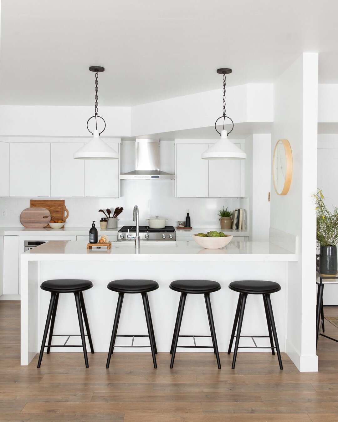 We love how this kitchen captured the clean, modern aesthetic our client wanted to incorporate. Can&rsquo;t get over the pendants and stools we added to elevate their spec kitchen design! ⠀⠀⠀⠀⠀⠀⠀⠀⠀
&bull; ⠀⠀⠀⠀⠀⠀⠀⠀⠀
&bull;⠀⠀⠀⠀⠀⠀⠀⠀⠀
&bull;⠀⠀⠀⠀⠀⠀⠀⠀⠀
&bu