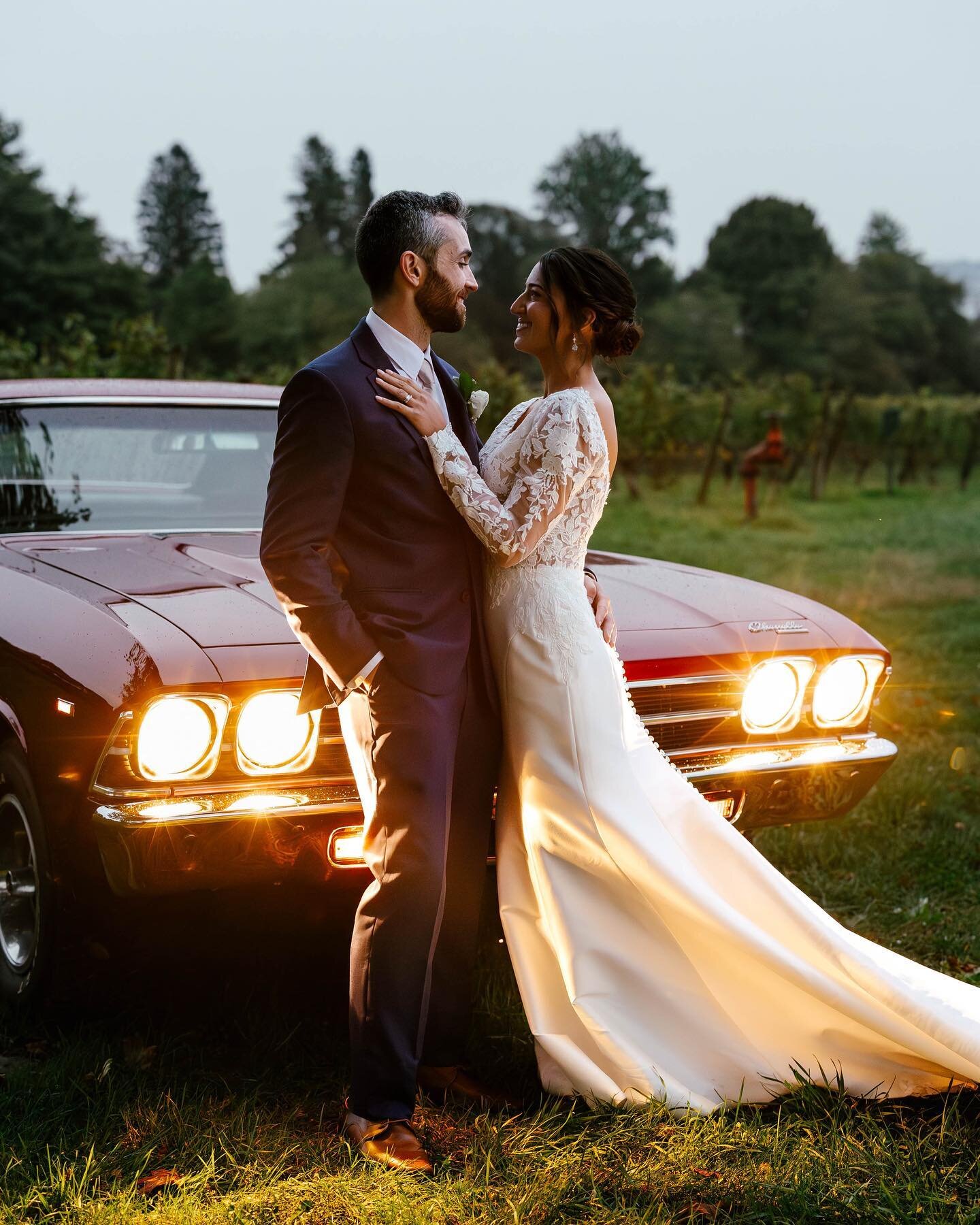 RI vineyards on a rainy fall day and vintage car wedding vibes are some of my fav 🍇 

Second shooting for @merrisacarolinephotography 

#newenglandwedding #newenglandweddingphotographer #newenglandphotography #rivineyards #vineyardwedding #rainywedd