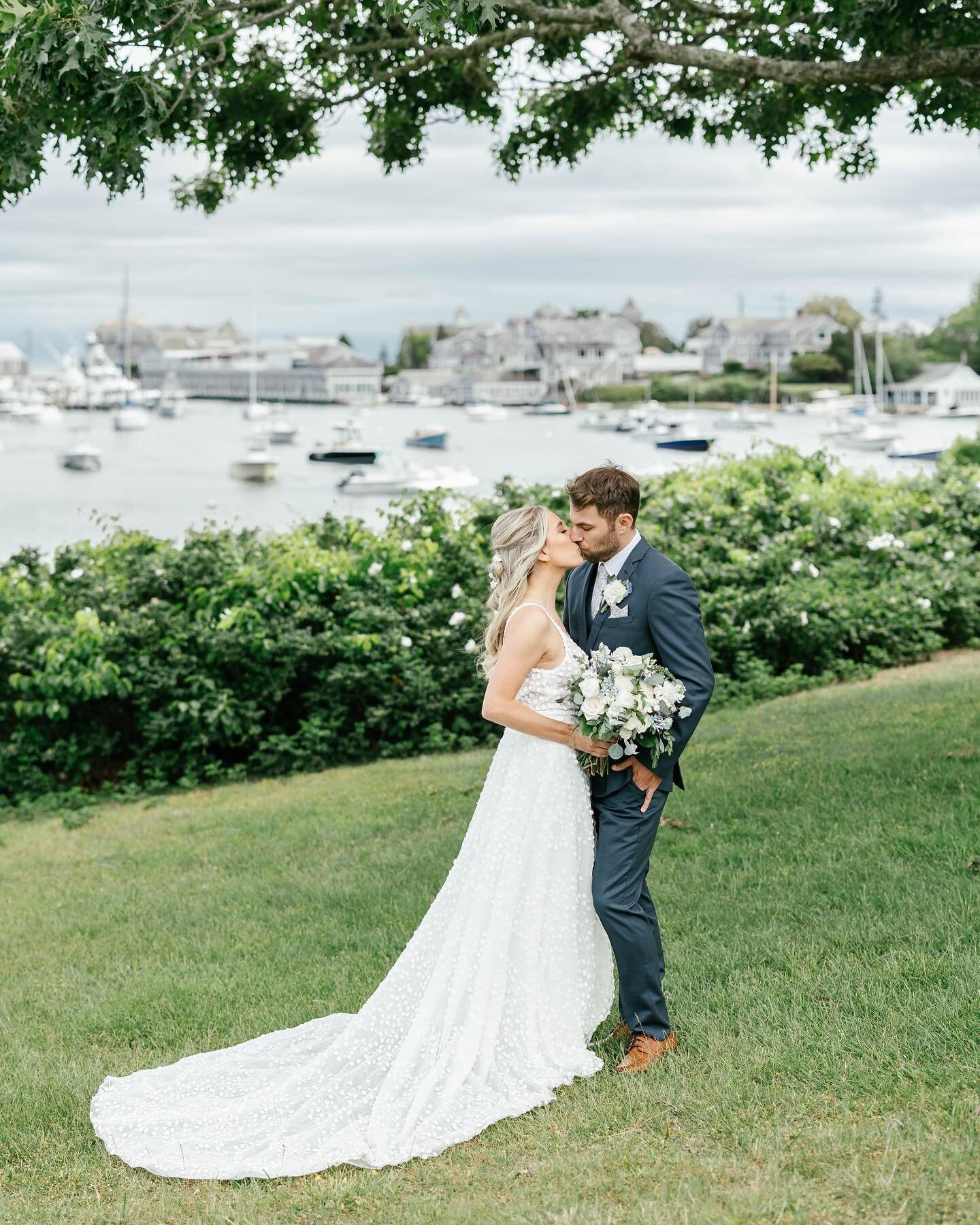 Dreamy summer cape wedding at Wychmere! 🌊 loved the green and blue hues from this day

Second shooting for @kmcwadephoto