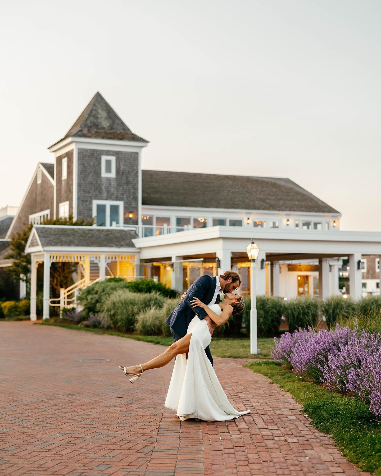 A lovely coastal summer wedding on Cape Cod 🌊 

So much fun second shooting this one with @merrisacarolinephotography