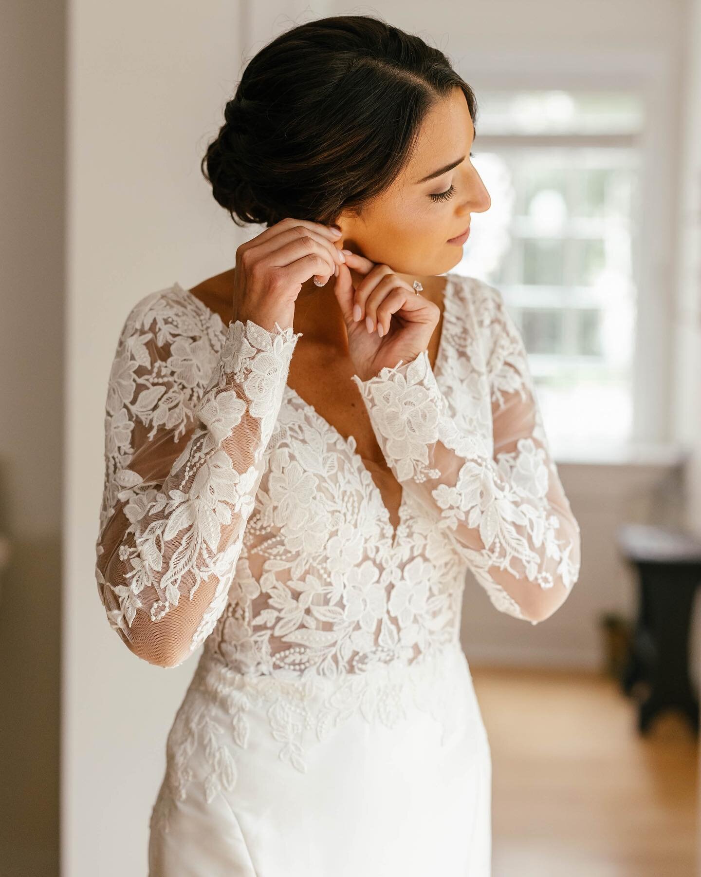 There&rsquo;s something so special about the getting ready portion of the day!! 
The excitement and joy the bride and all those surrounded around her feel as she puts on all her pieces for her day! From buttoning up the dress to putting on the shoes 