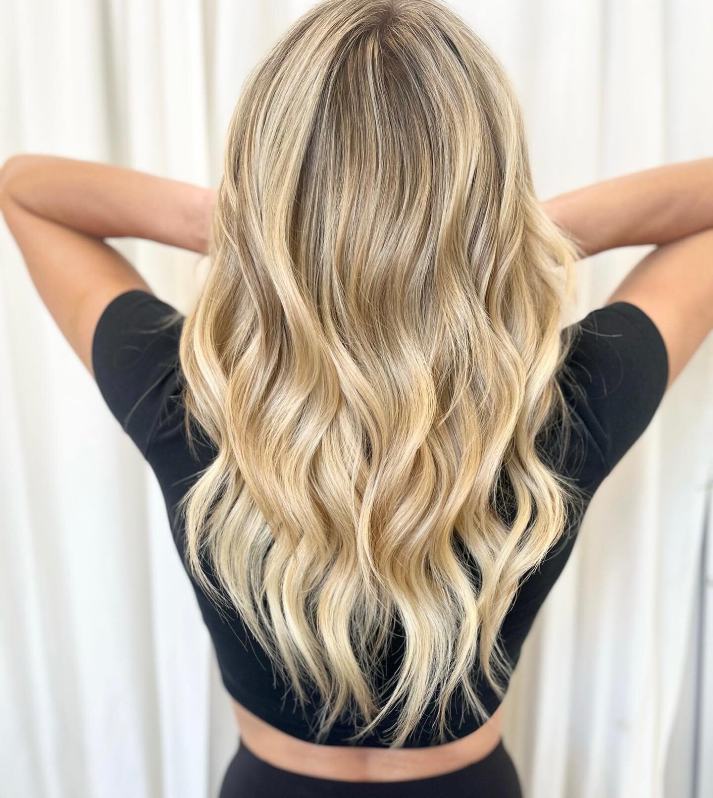 We make it look natural ✨

One row and five wefts (@trusthairco) and @invisiblebeadextensions + of course&hellip; A bombshell BLONDE! Book your appointment using the link in bio or contact your stylist directly.

.

#theroslyn #sandiegohairstylist #s