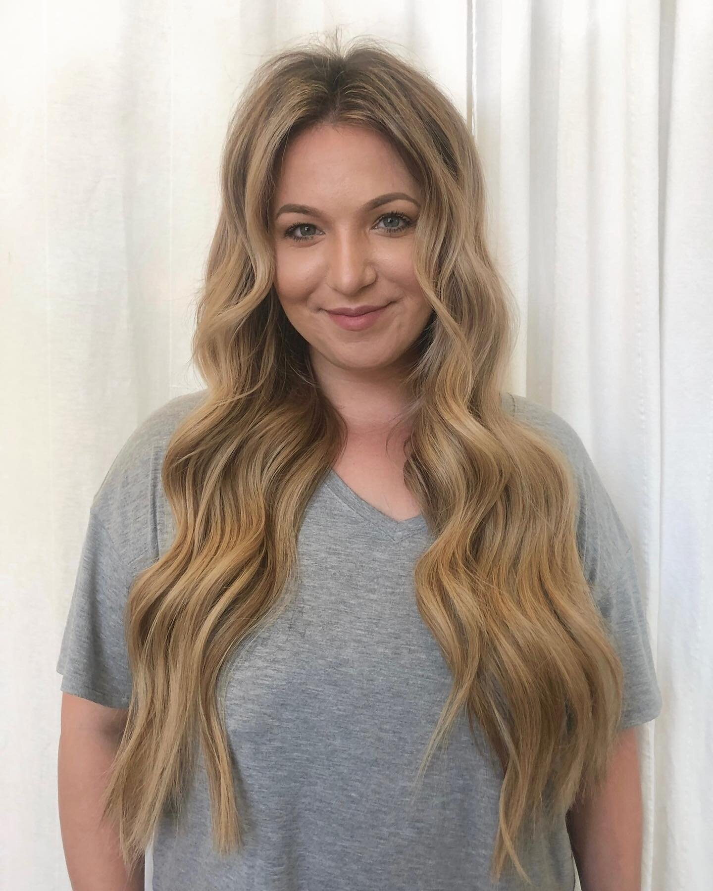 Added length, volume, and a pop of color in all the right places 🤍 swipe to see the before!

2 rows + 10 wefts of @trusthairco and @invisiblebeadextensions 

Hair by: @katelynellsworth_hair 

.

#theroslyn #sandiegohair #sandiegohairstylist #sandieg