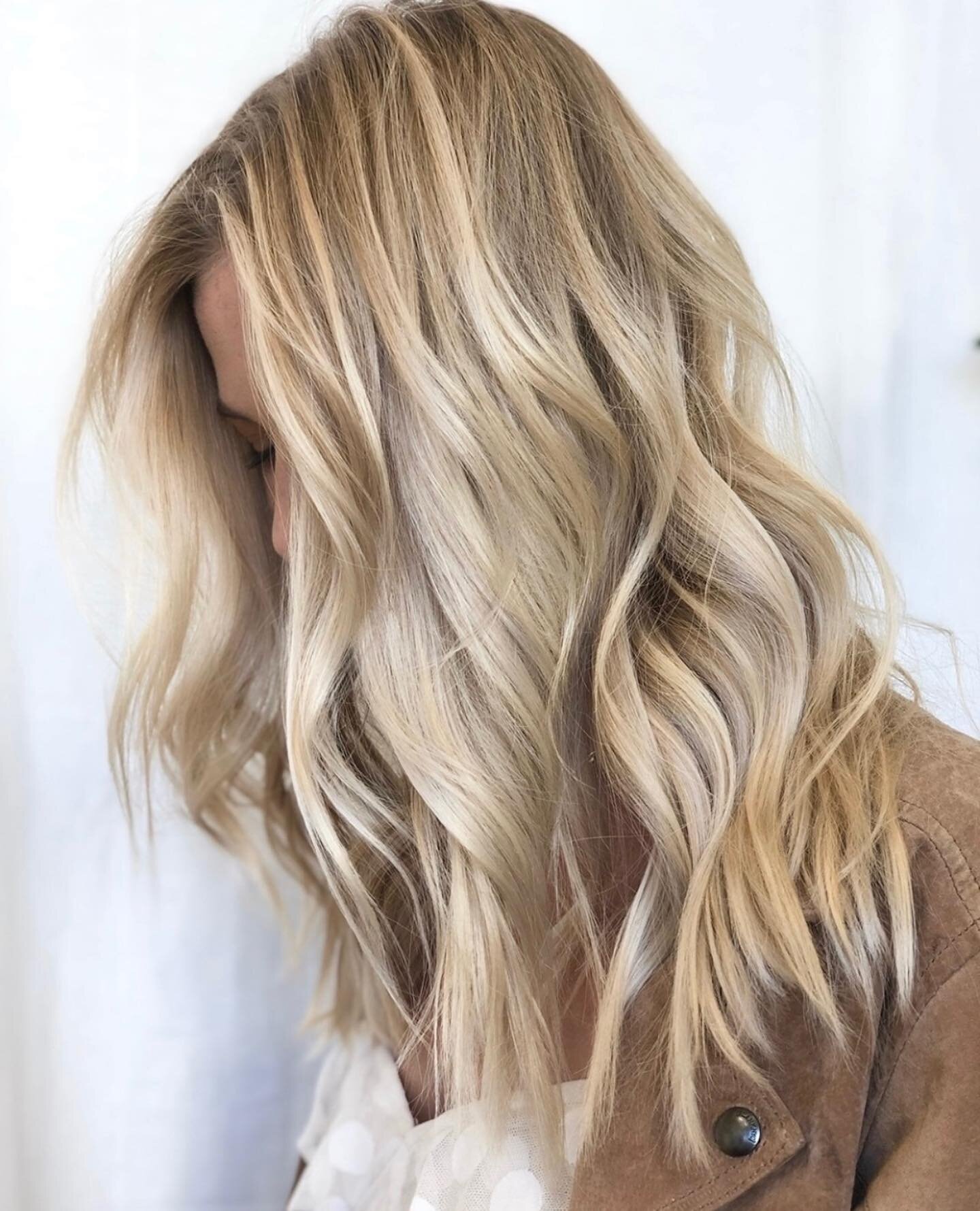 Honey blonde is everything and more for this upcoming fall season! 🍯

Have you made your next appointment? We&rsquo;re filling up fast! Call or DM us to schedule your next blonding session ✨

.

#theroslyn #sandiegohairstylist #sandiegohairsalon #sa