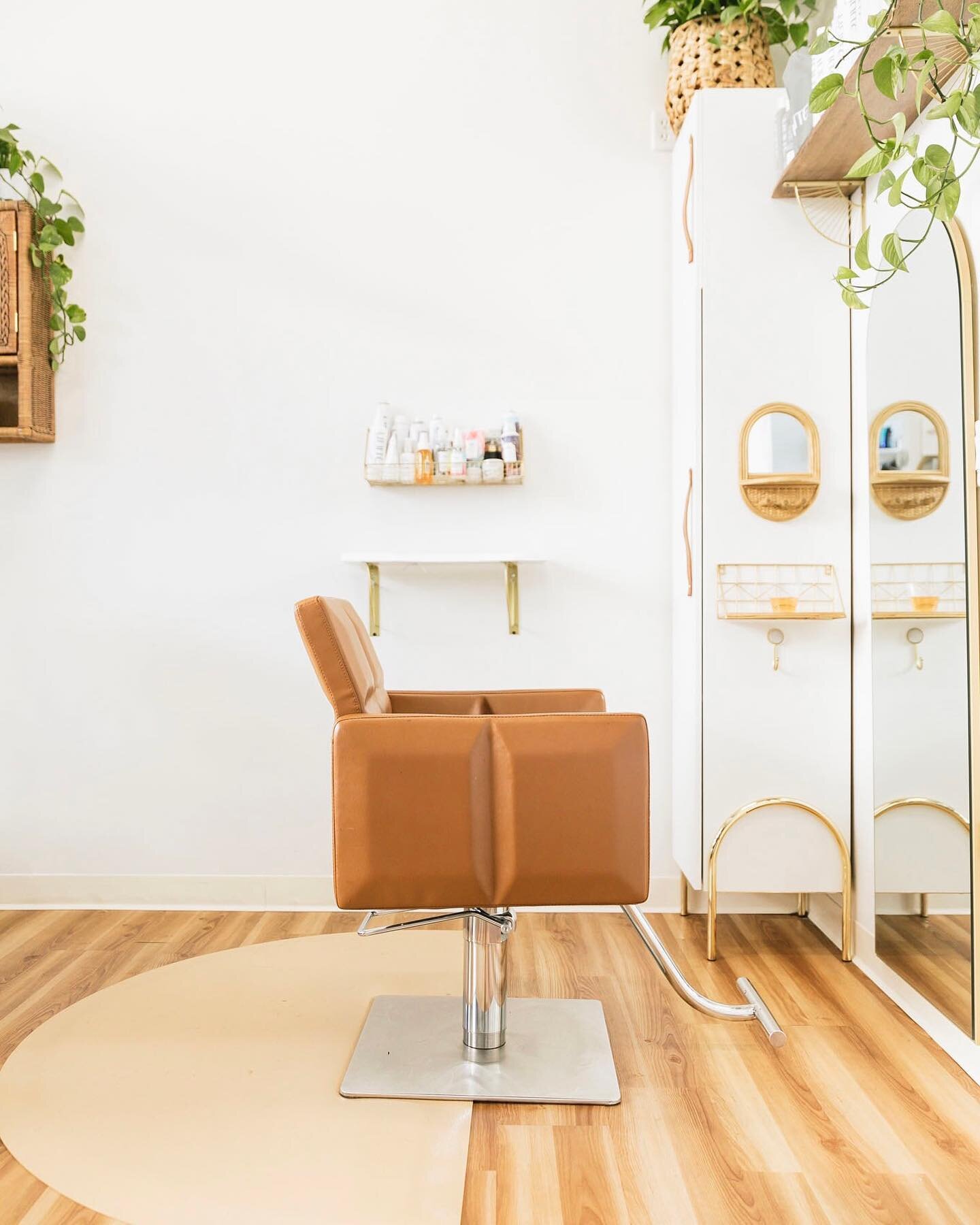 Where the magic happens 🪄

Here to provide a harmonious experience for you and your mane!

.

#theroslyn #sandiegohairsalon #sandiegohair #hairsalon #modernsalon #haircareproducts #sandiegohairstylist #hairtreatments #randcohair #randco #unitehairca