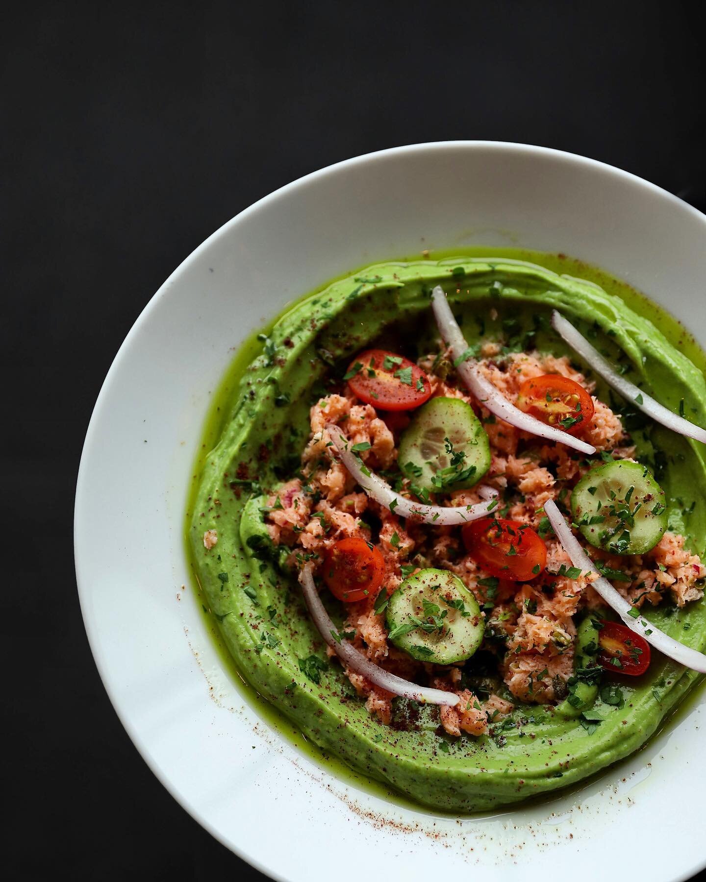 Hummus de aguacate con salm&oacute;n ahumado en casa y pepino persa.