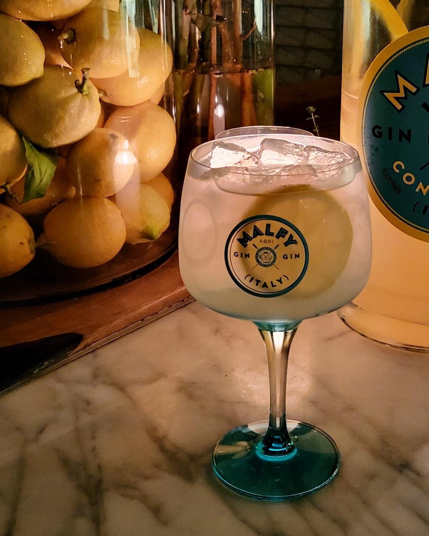 Cheers to the week ahead as we enter our fifth week of our winter residency with @concadelsogno 🍹!! 
No better way to celebrate then with the Malfy Rosa Lemonade, a specialty Italian-inspired cocktail exclusive to our mixology bar. 🍋

Relax on this