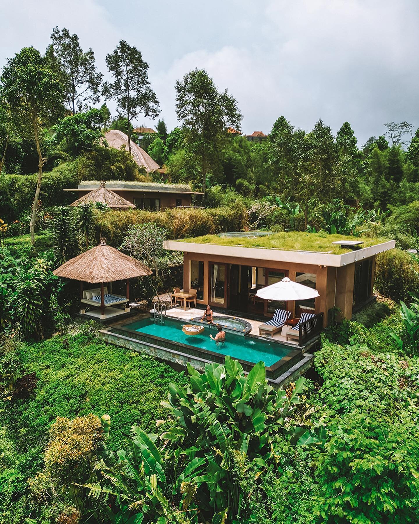 𝓱𝓸𝓷𝓮𝔂𝓶𝓸𝓸𝓷 ᴮᴬᴸᴵ 🍯🌙

📷 some snaps from our time at @mundukmodingplantation, in the mountains on the northern side of Bali 📍 Here we got to watch the fog and spring storms roll in and out every afternoon, and saw the best sunsets every even