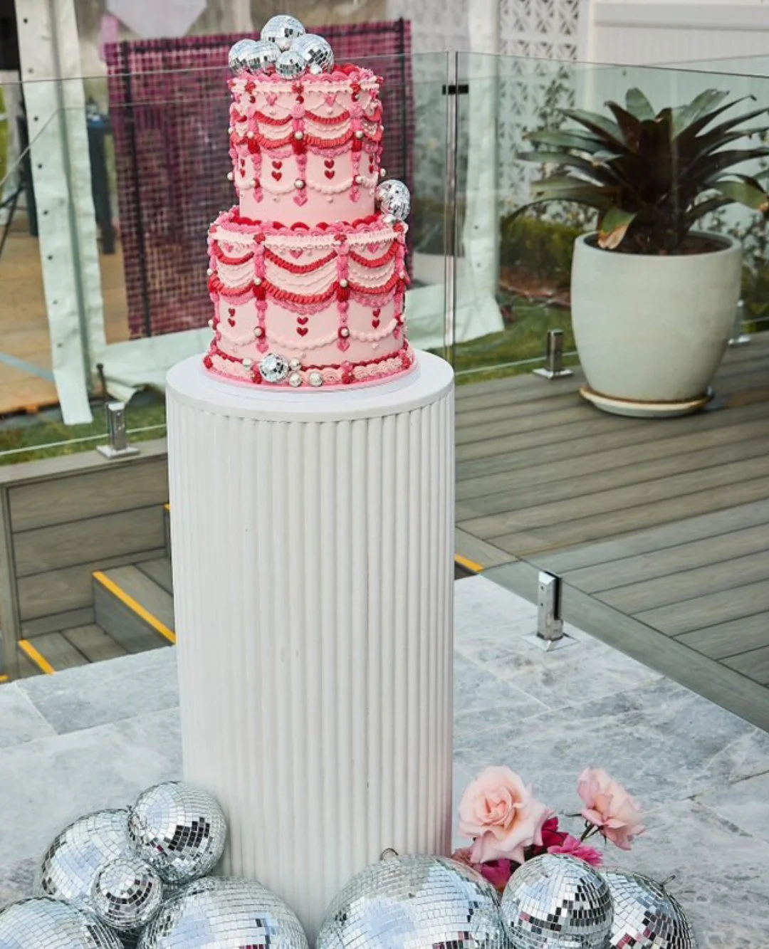Elevate your cake. Literally ⁠
⁠
Planned and Styled @maddenandcoevents⁠
Balloons @lovelyballoons_centralcoast ⁠
⁠
#eventfurniturehiresydney #sydneyeventhire #sydneyevents #weddinghiresydney #eventhire #hyreevents