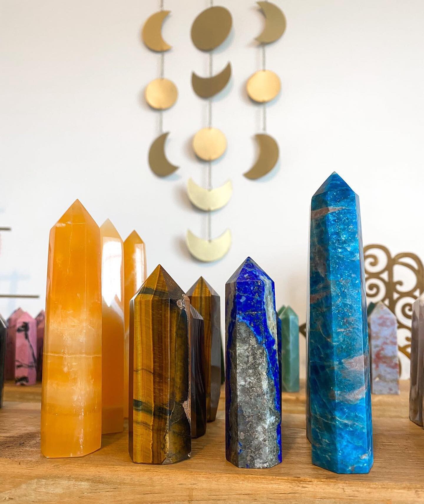 🔈 SATURDAY 10/29 7PM &bull; SOUND HEALING &amp; HEALING CRYSTALS with @shoptheclearco at @yogacodsm &bull; this sound bath includes a bundle of crystals for you to use during the sound bath and take home with you! a sound bath is a deeply immersive 