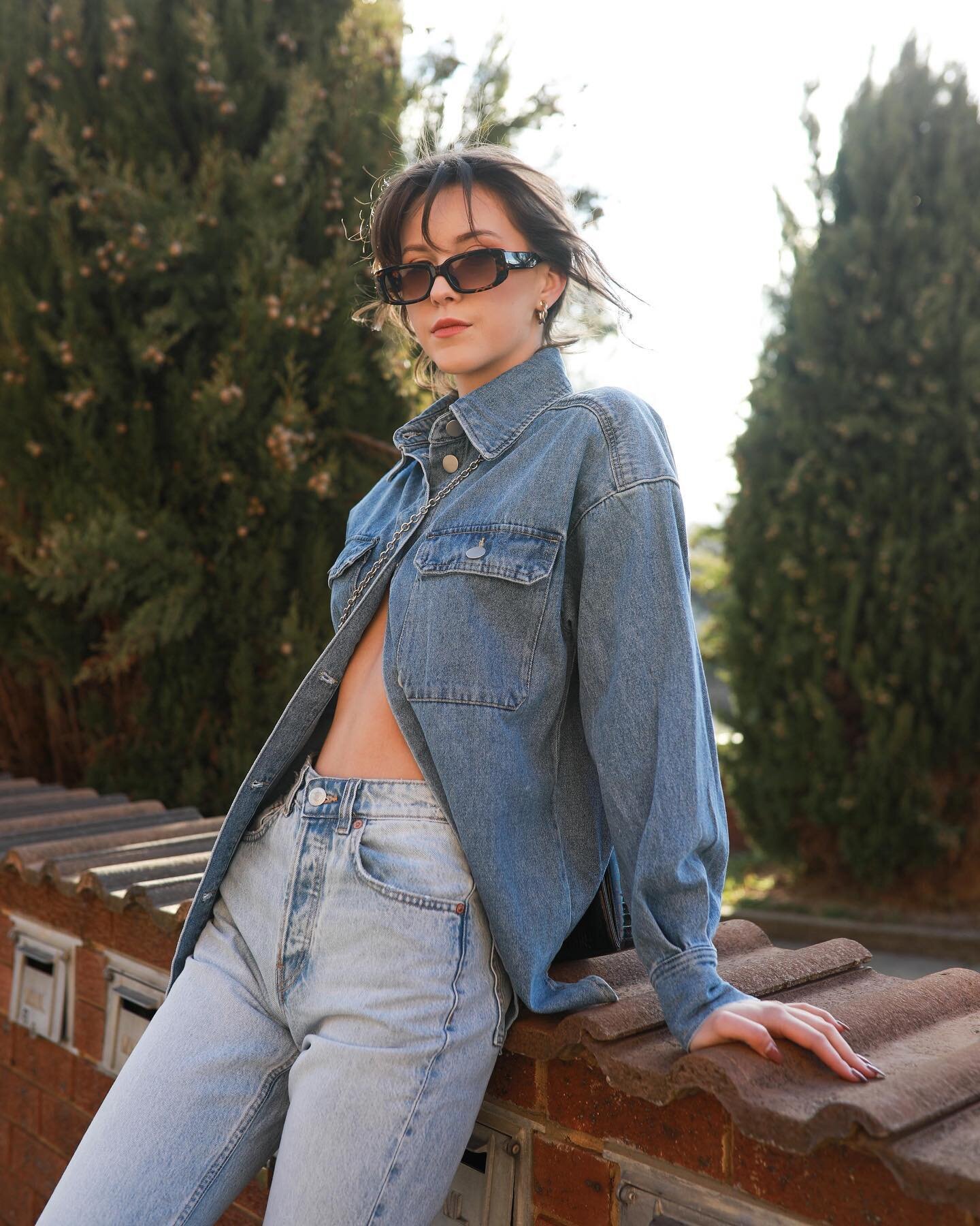 Making double denim a vibe 🙌🏼 #StyleByTala 

The look: Shirt @hm, jeans @zara, vintage bag @dosemporium, sunglasses @luxeandbeau 🖤