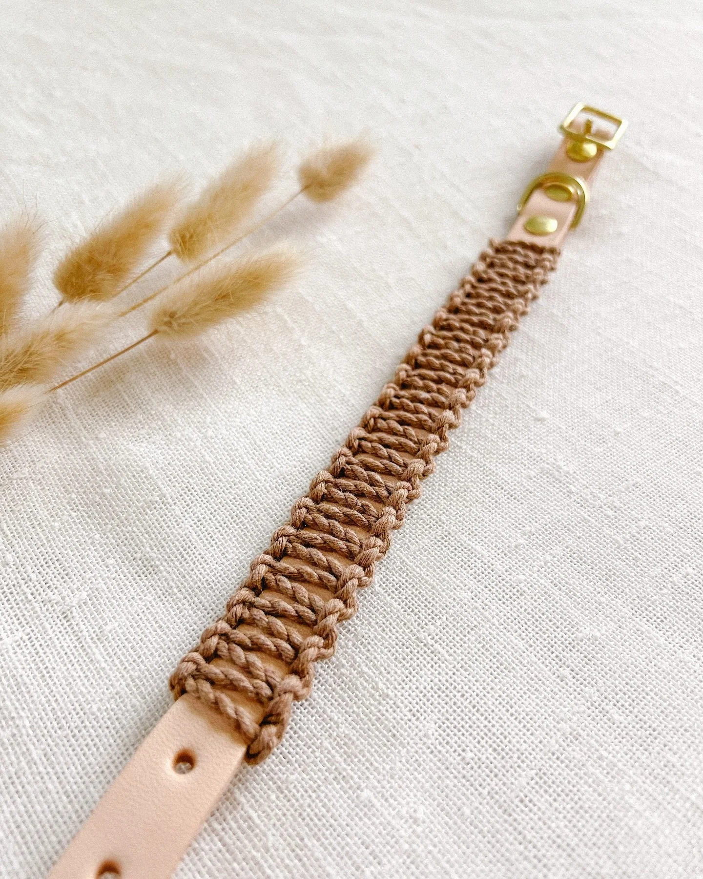 Something 𝗝𝗮𝘃𝗮 and something 𝗦𝗮𝗴𝗲 have 𝘫𝘶𝘴𝘵 𝘣𝘦𝘦𝘯 𝘢𝘥𝘥𝘦𝘥 𝘵𝘰 𝘵𝘩𝘦 𝘴𝘩𝘰𝘱! Head to our website to pick your size, width, and leather color 🤩

&bull; slim java/natural macrame collar
&bull; slim sage/natural macrame collar

#bo