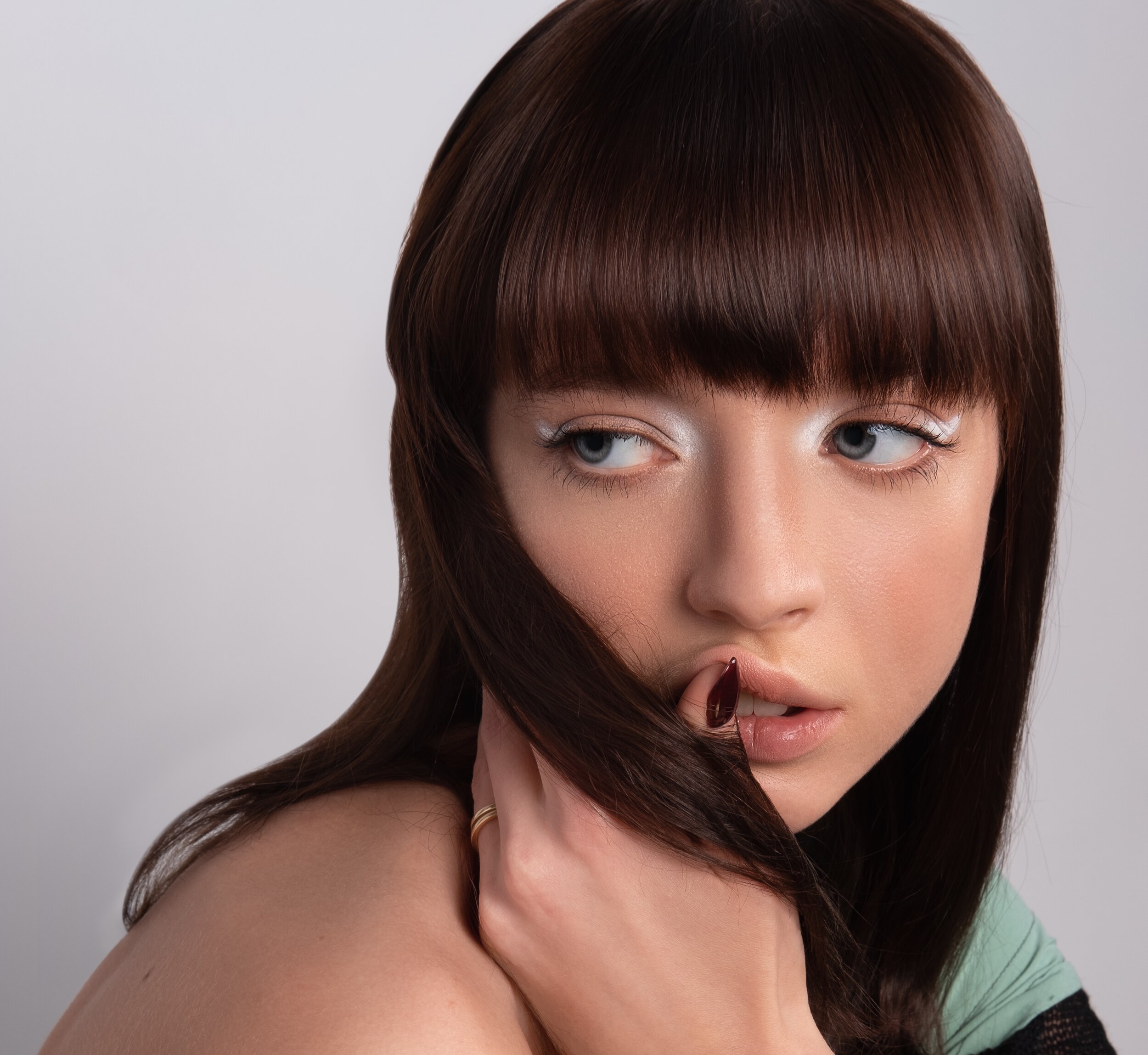 white eye makeup look on brunette