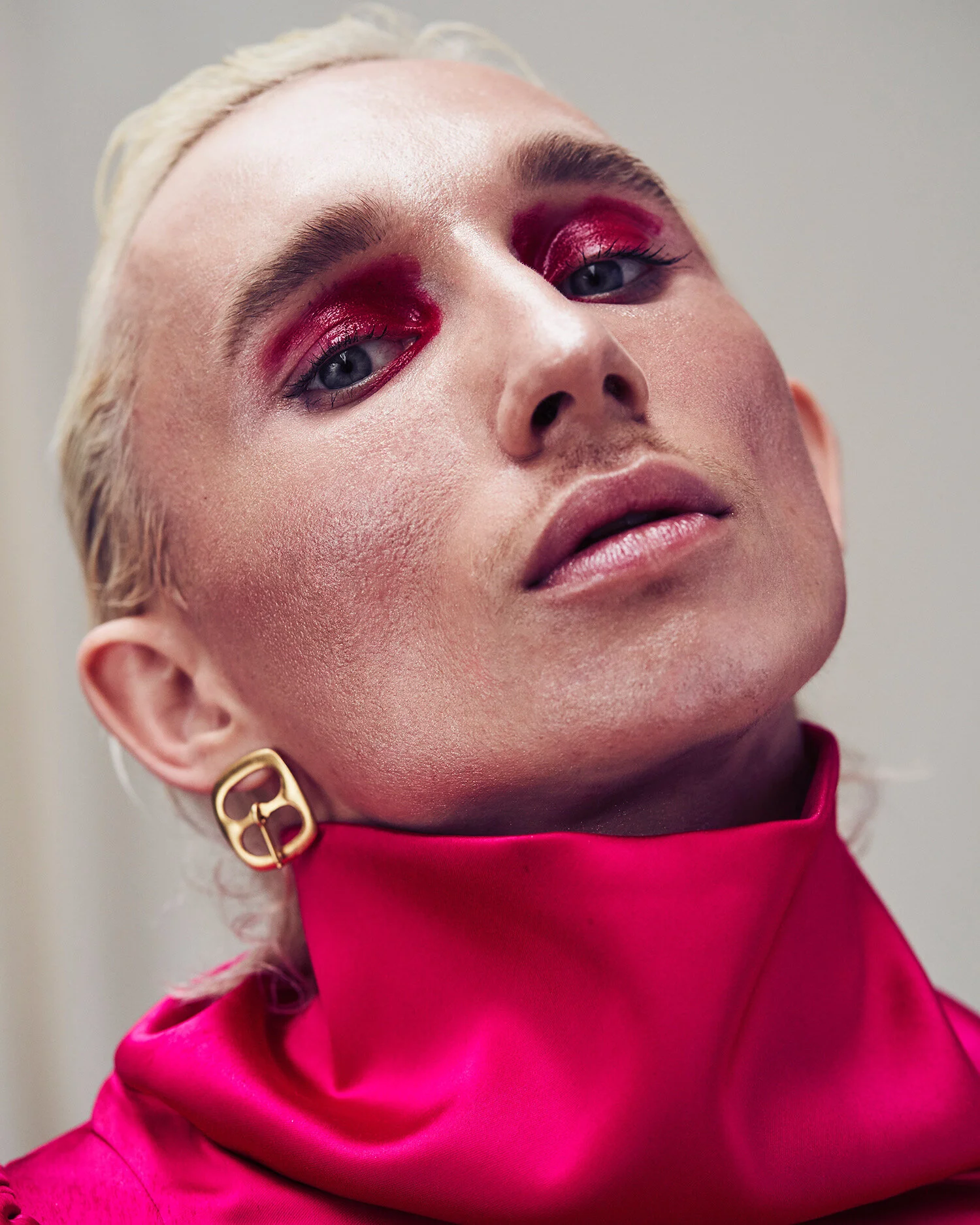 glam fluid gender neutral no gender non binary pink eyeshadow makeup look for everyone