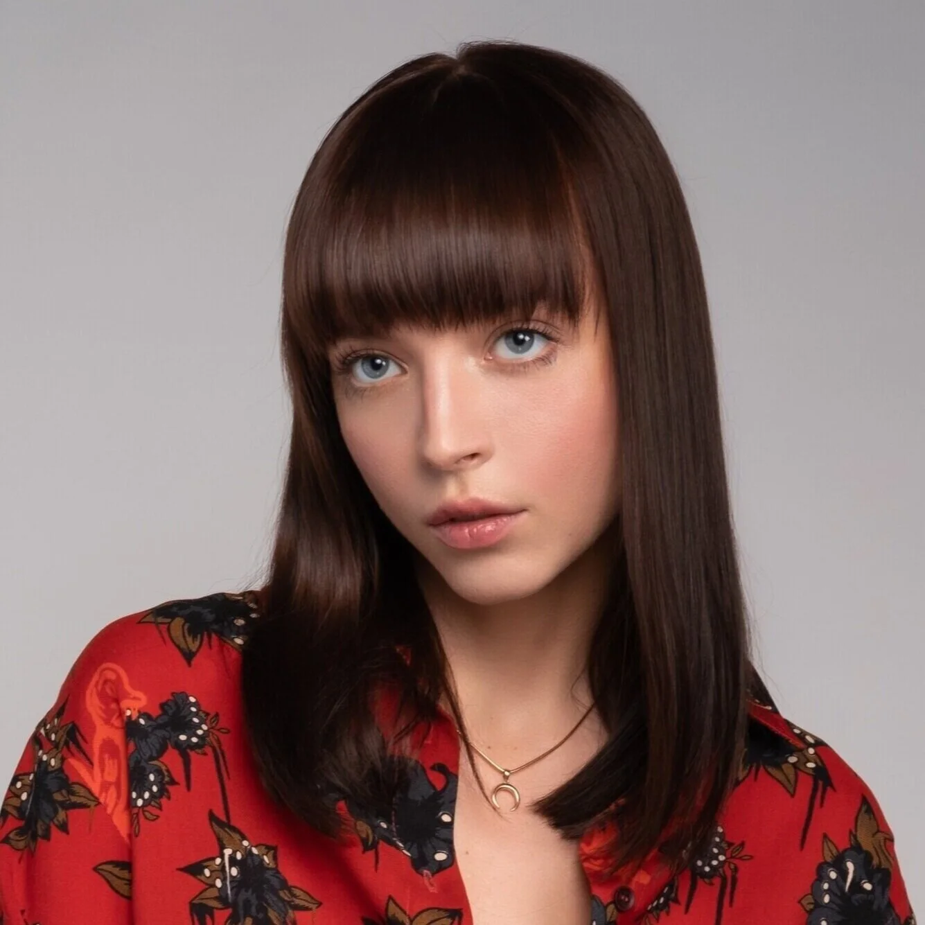 clean nude no makeup and natural hair look for photoshoot 