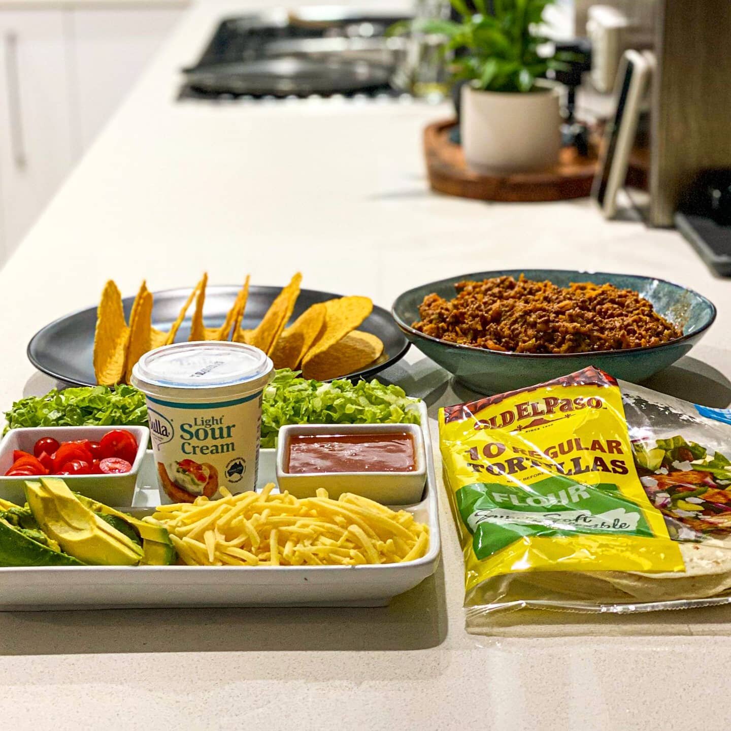 Easy weeknight meal! 🙌

Are you struggling for variety when it comes to dinner? 

Tacos are a great way to have a healthy, delicious AND quick meal - choose your choice of protein (e.g mince, shredded chicken or tofu for a vego option), add some sal