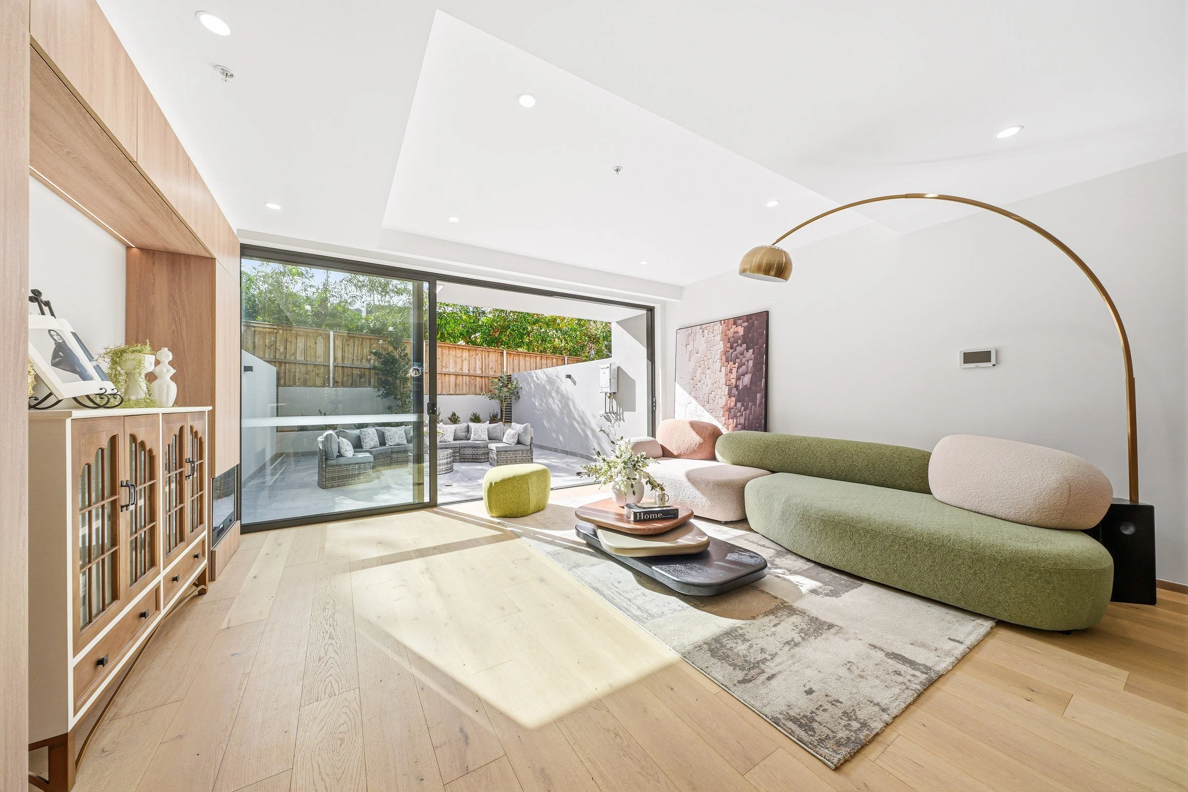 06-living-room-courtyard-doors.jpg