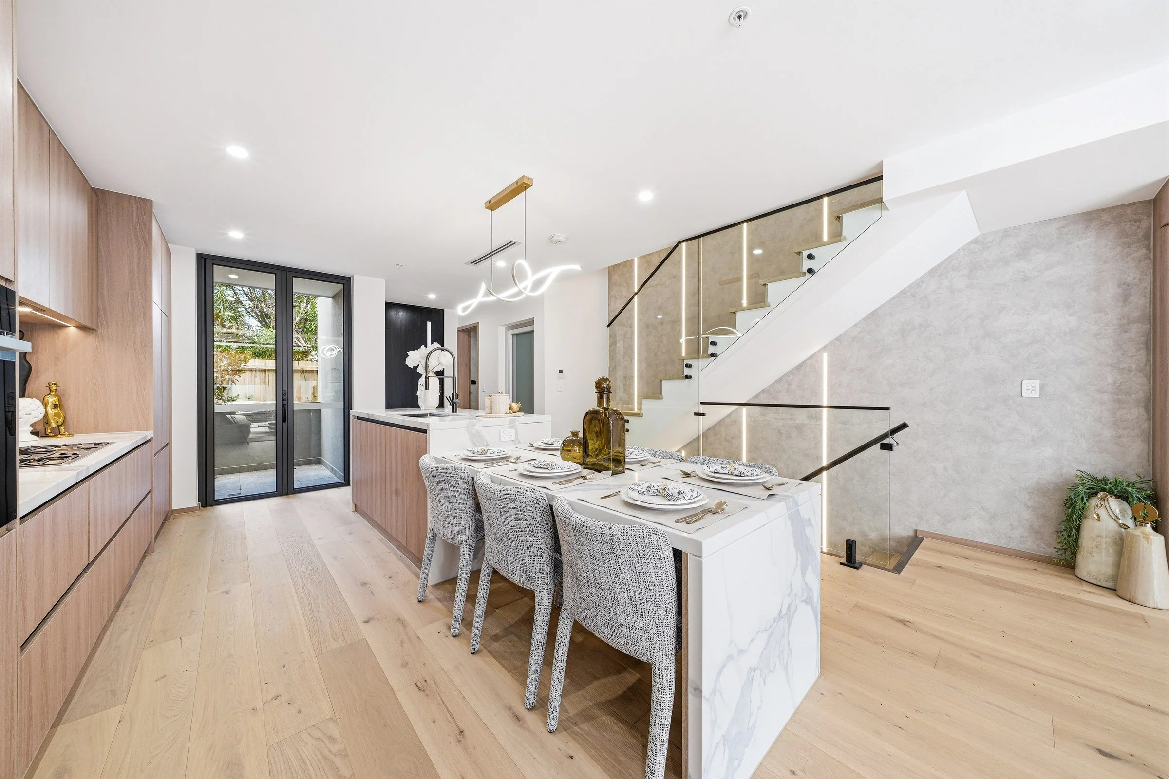 09-dining-kitchen-stair.jpg