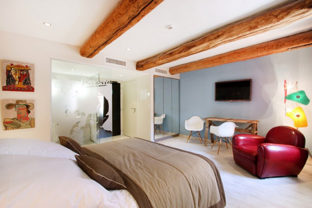 Chambre et fauteuil rouge hotel de Gantes.jpg