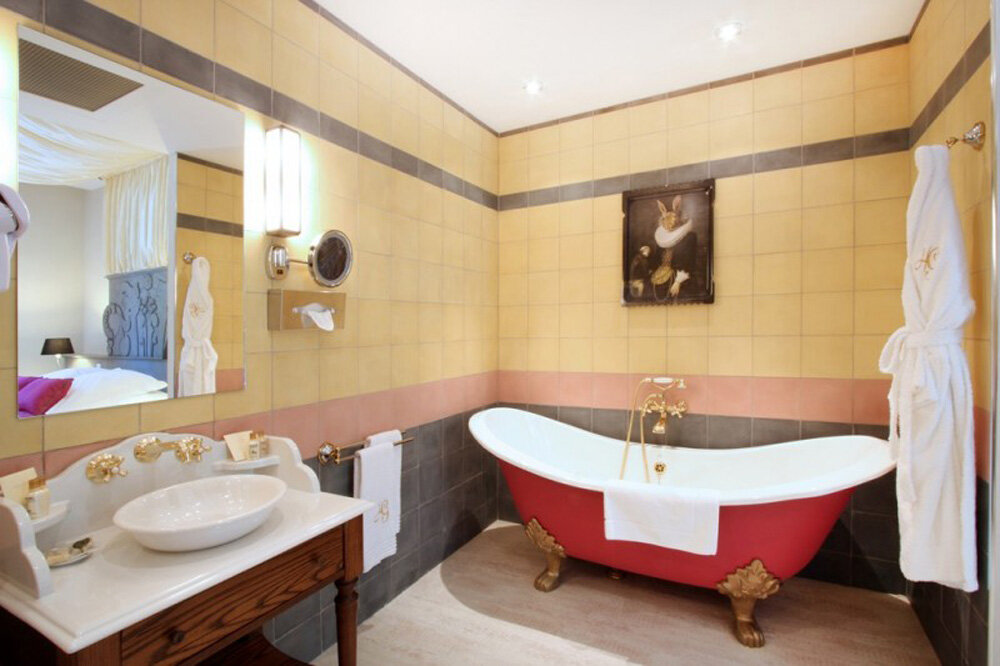 Salle de bain baignoire rouge hotel de Gantes.jpg