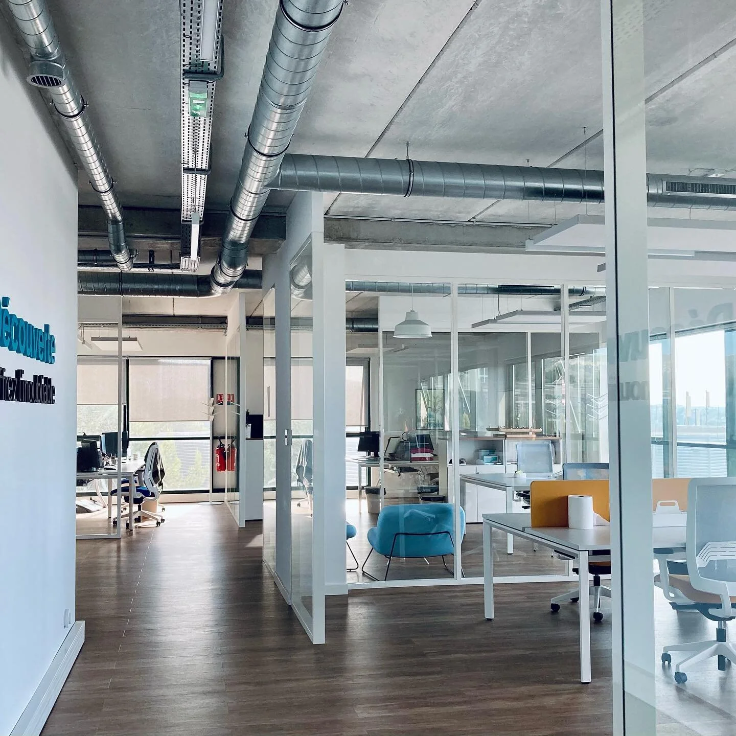 Retour sur le projet du siège social de @sportdecouverte dont les bureaux s&rsquo;ouvrent à 180 &deg; sur la baie de la Ciotat. Cet aménagement tout en lumière et en couleur s&rsquo;articule autour d&rsquo;openspace structurés par des panneaux v